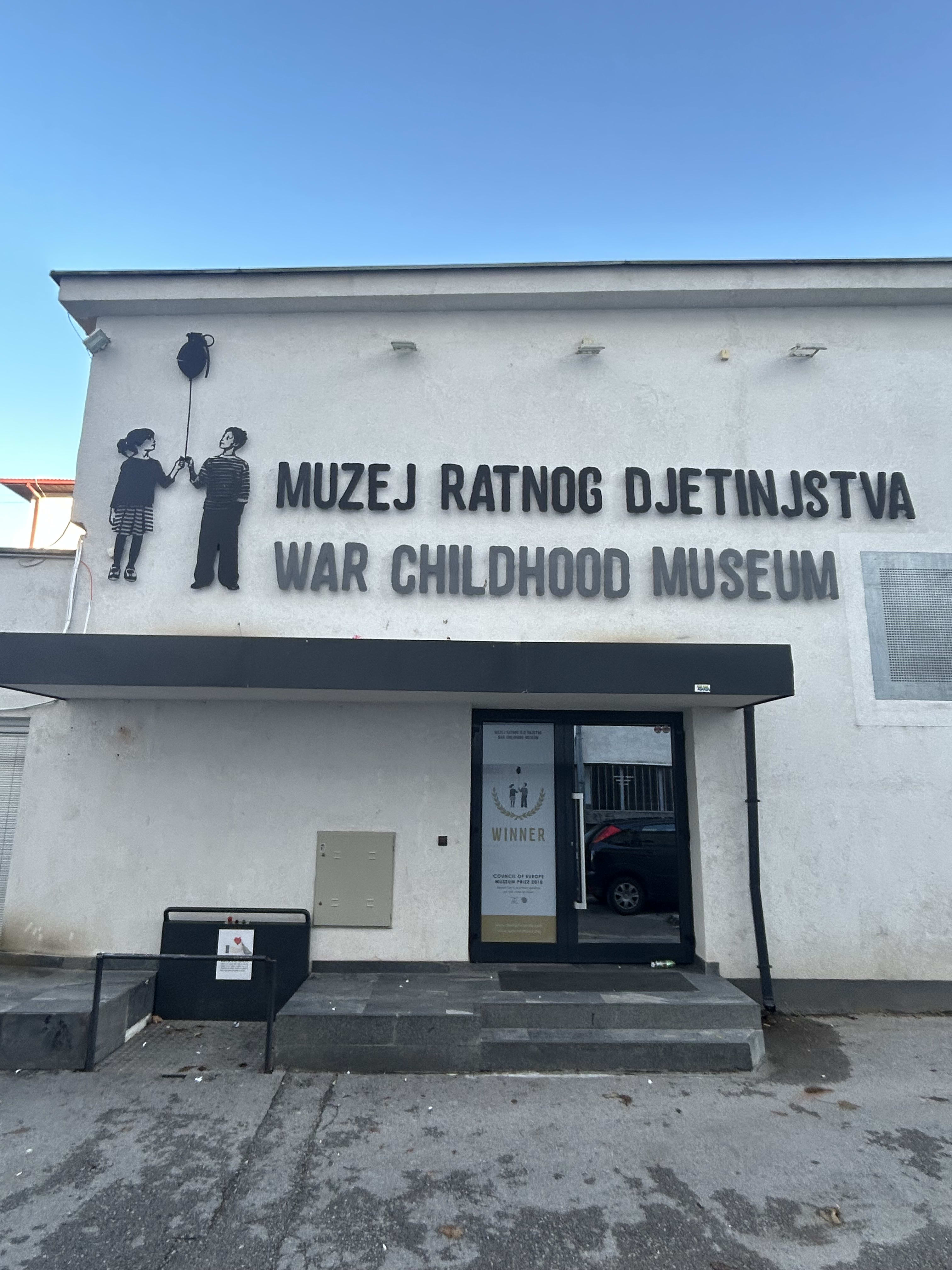 Fachada impactante del Museo de la Guerra Infantil en Sarajevo