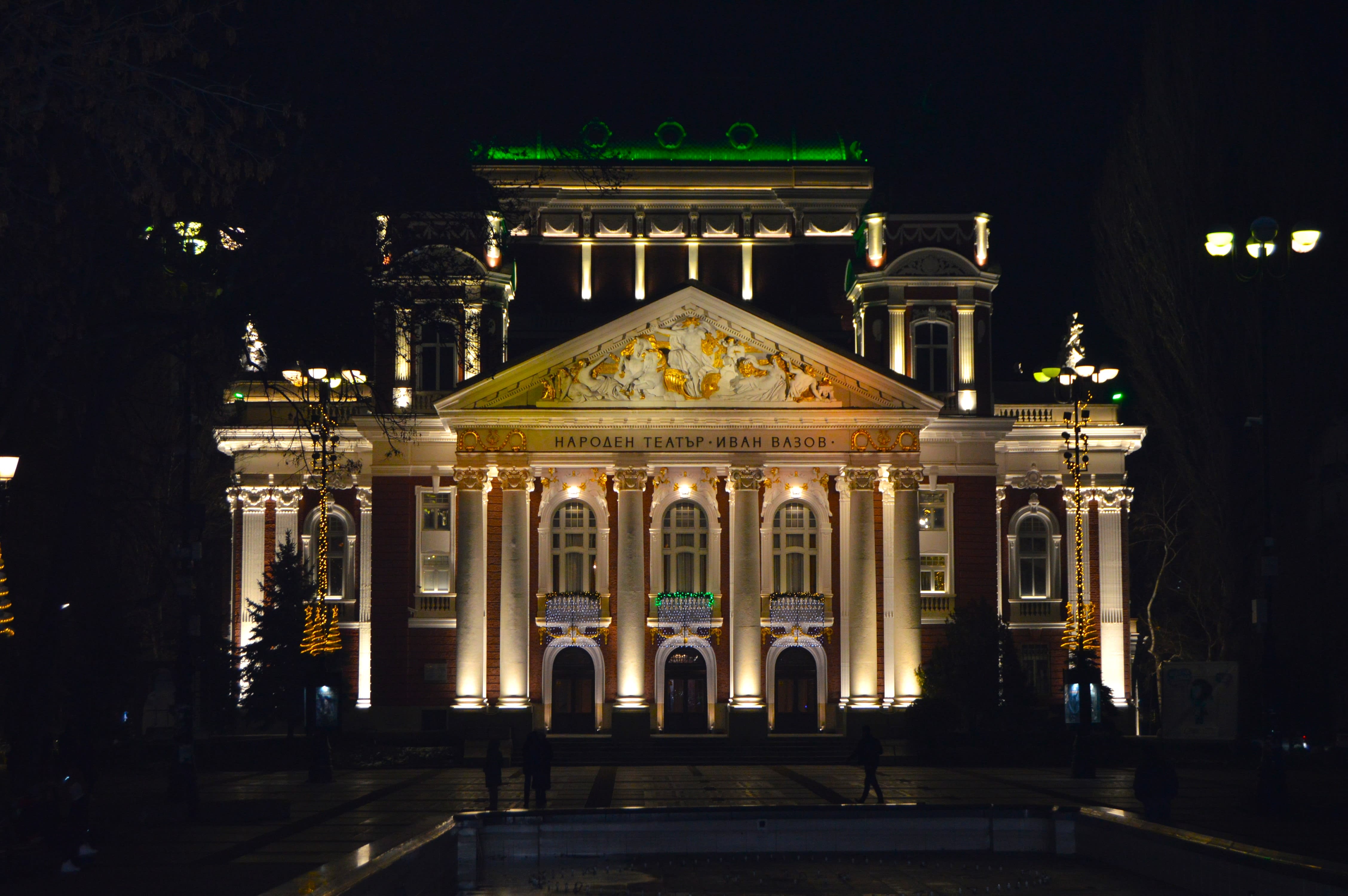 Museo Nacional de Historia de Sofía de noche: fachada clásica iluminada con luces cálidas