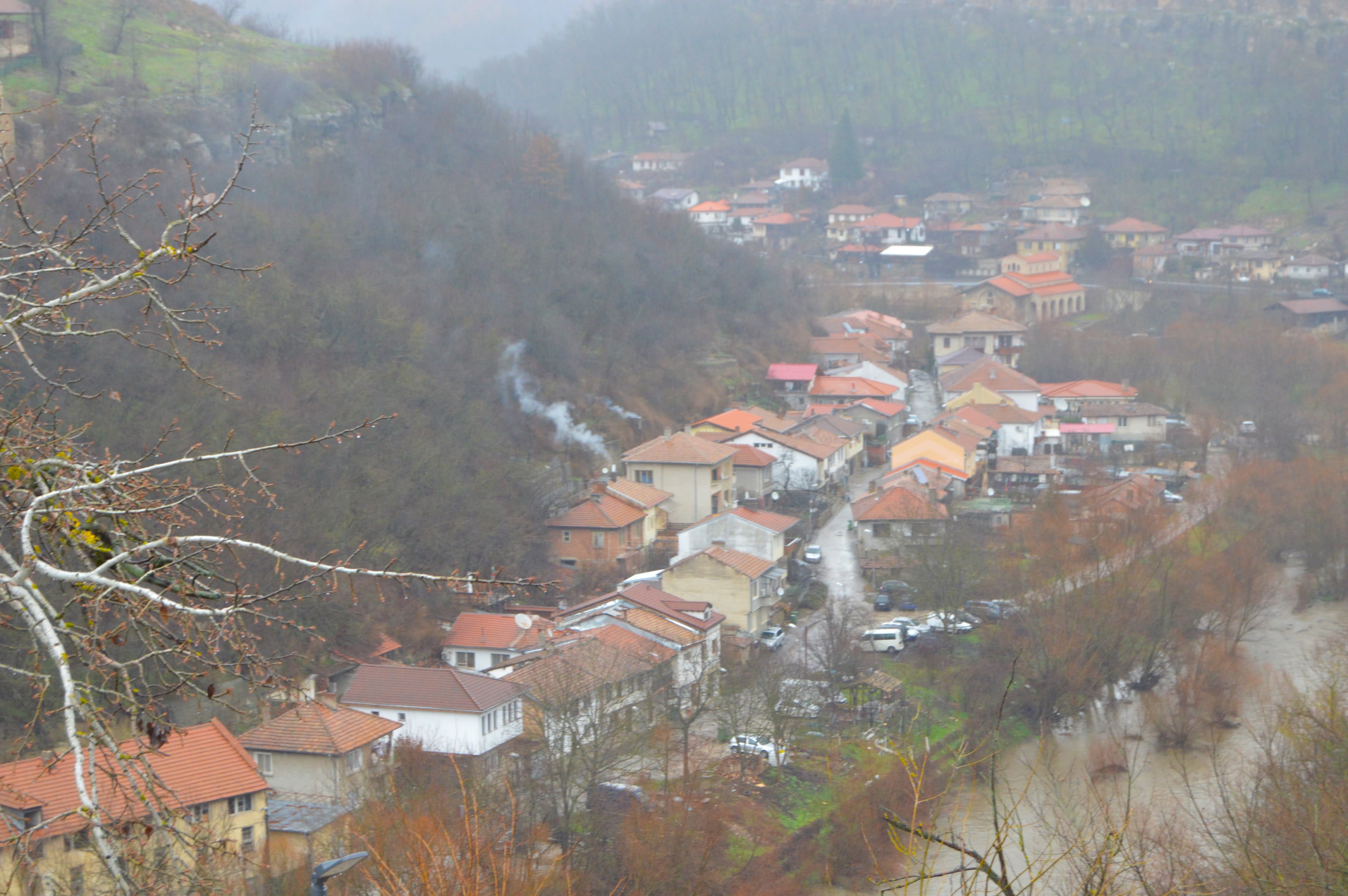 Panorámica de Veliko Tarnovo en día nublado de invierno