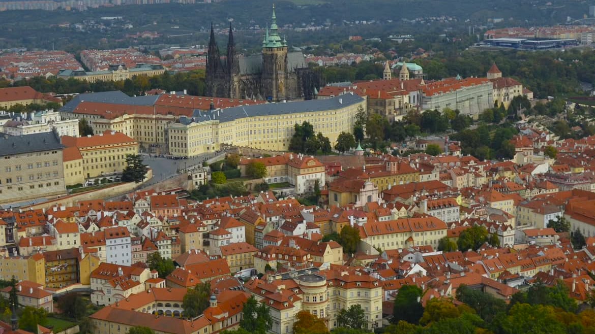 Asombrosa panorámica aérea de Praga, mostrando la magnitud y belleza de la ciudad al atardecer.