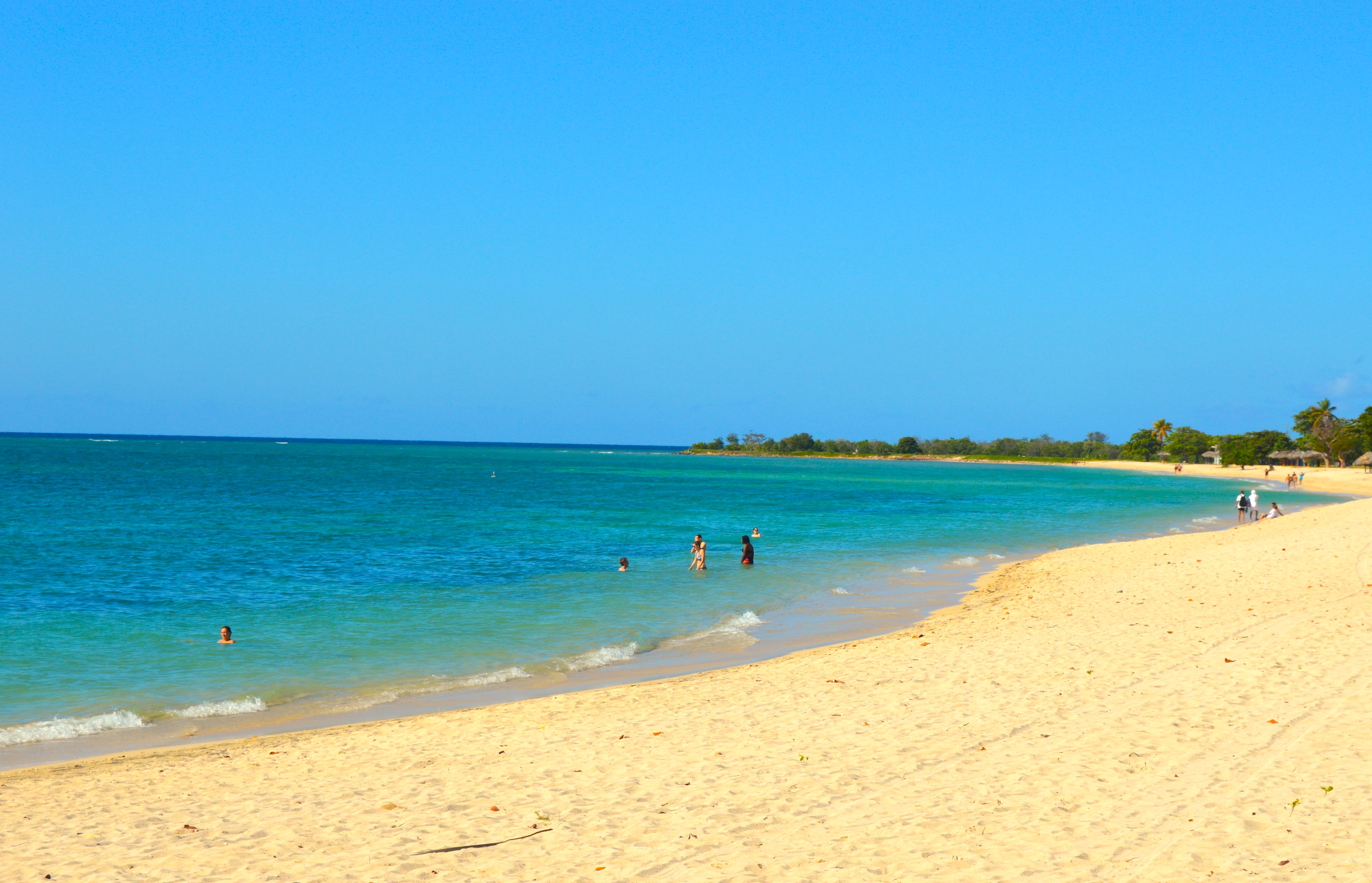 Playa El Rancho en Trinidad: arena dorada y palmeras con mar Caribe turquesa