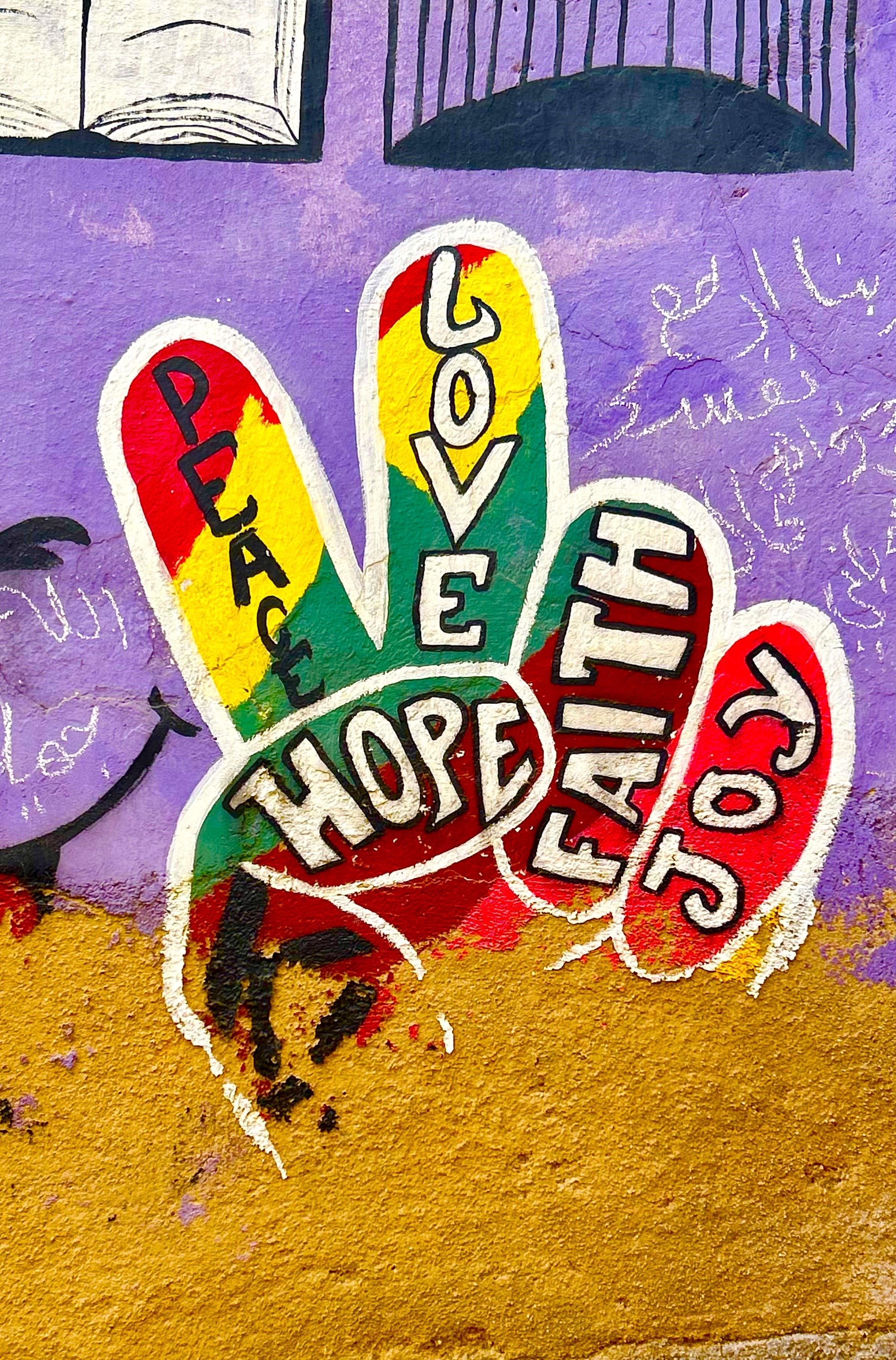 Mural callejero con mensajes de paz y libertad en Fez