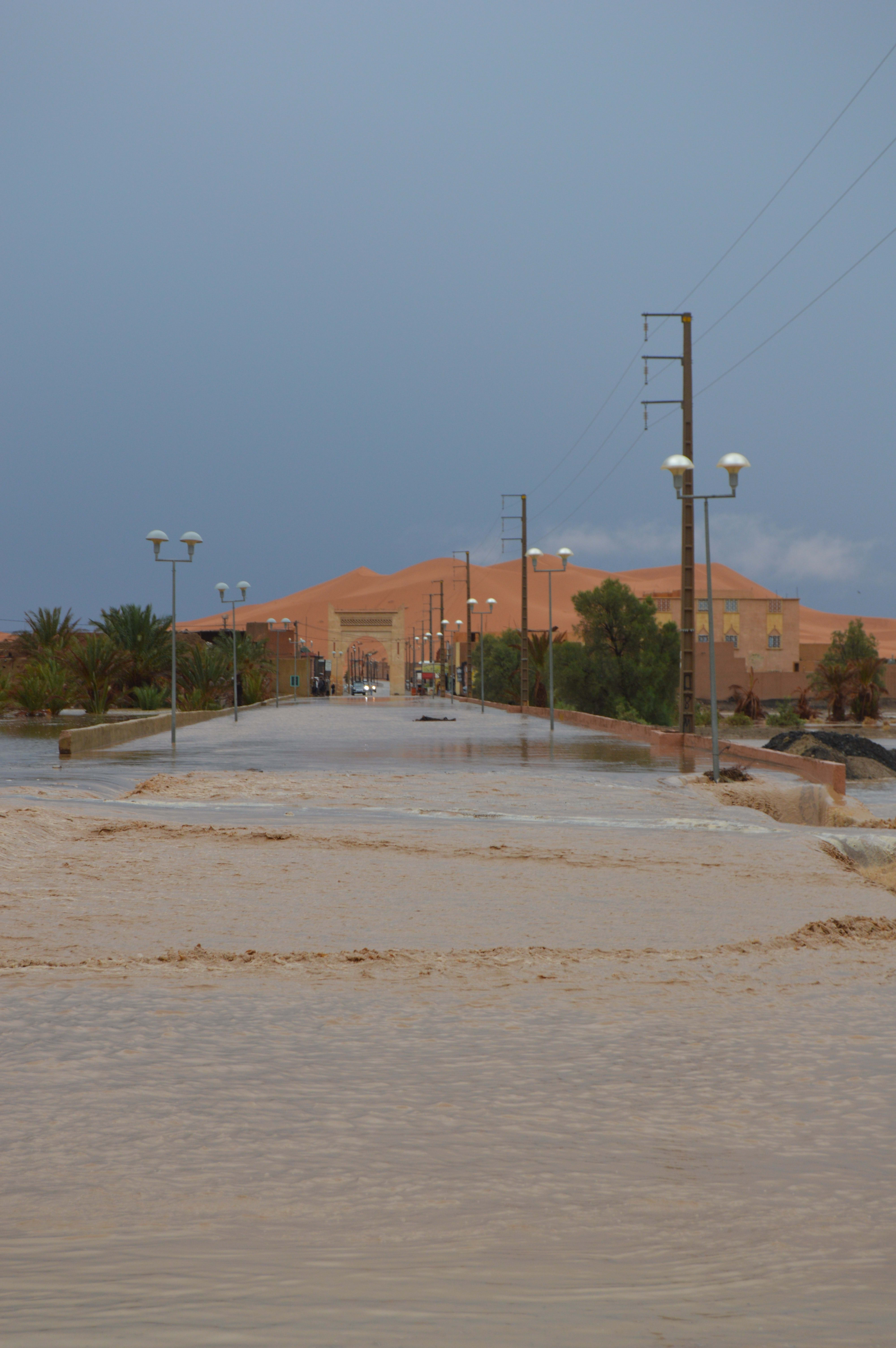 Segunda perspectiva de las inundaciones en Merzouga - Charcos en el Erg Chebbi