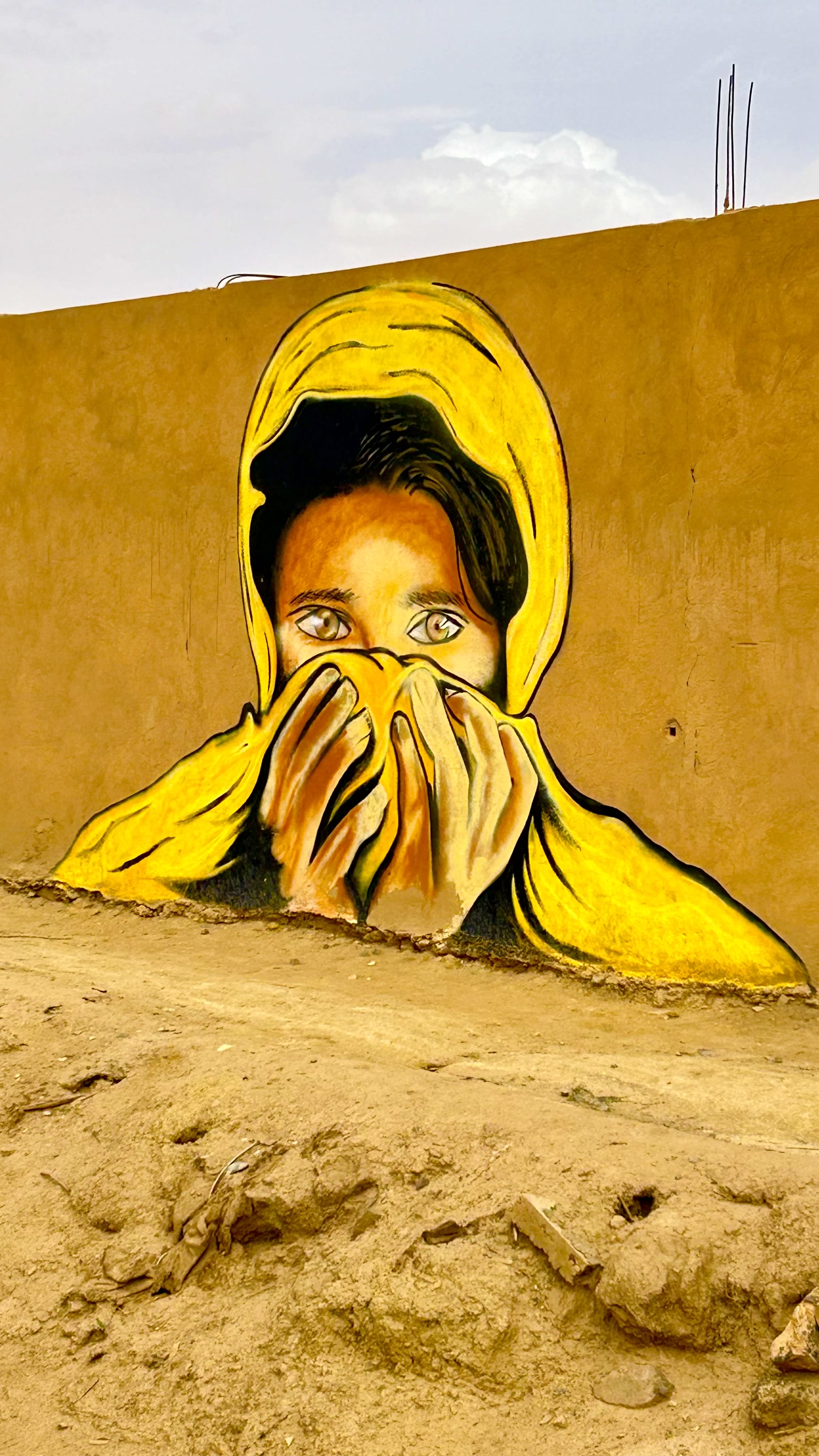 Mural artístico de mujer bereber en el desierto de Merzouga, Marruecos