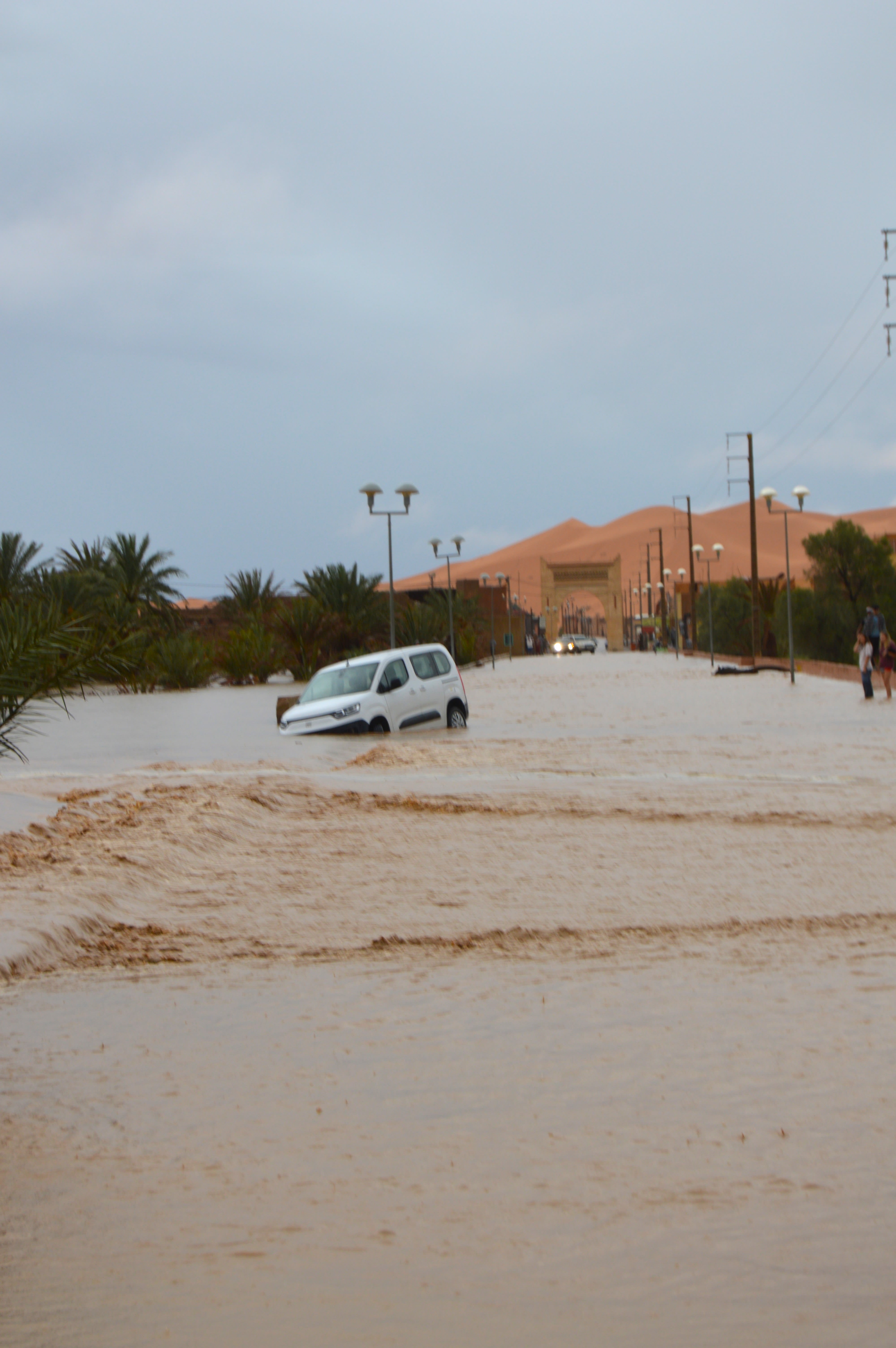Vehículo atrapado en las inundaciones de Merzouga - Lluvias históricas en Marruecos
