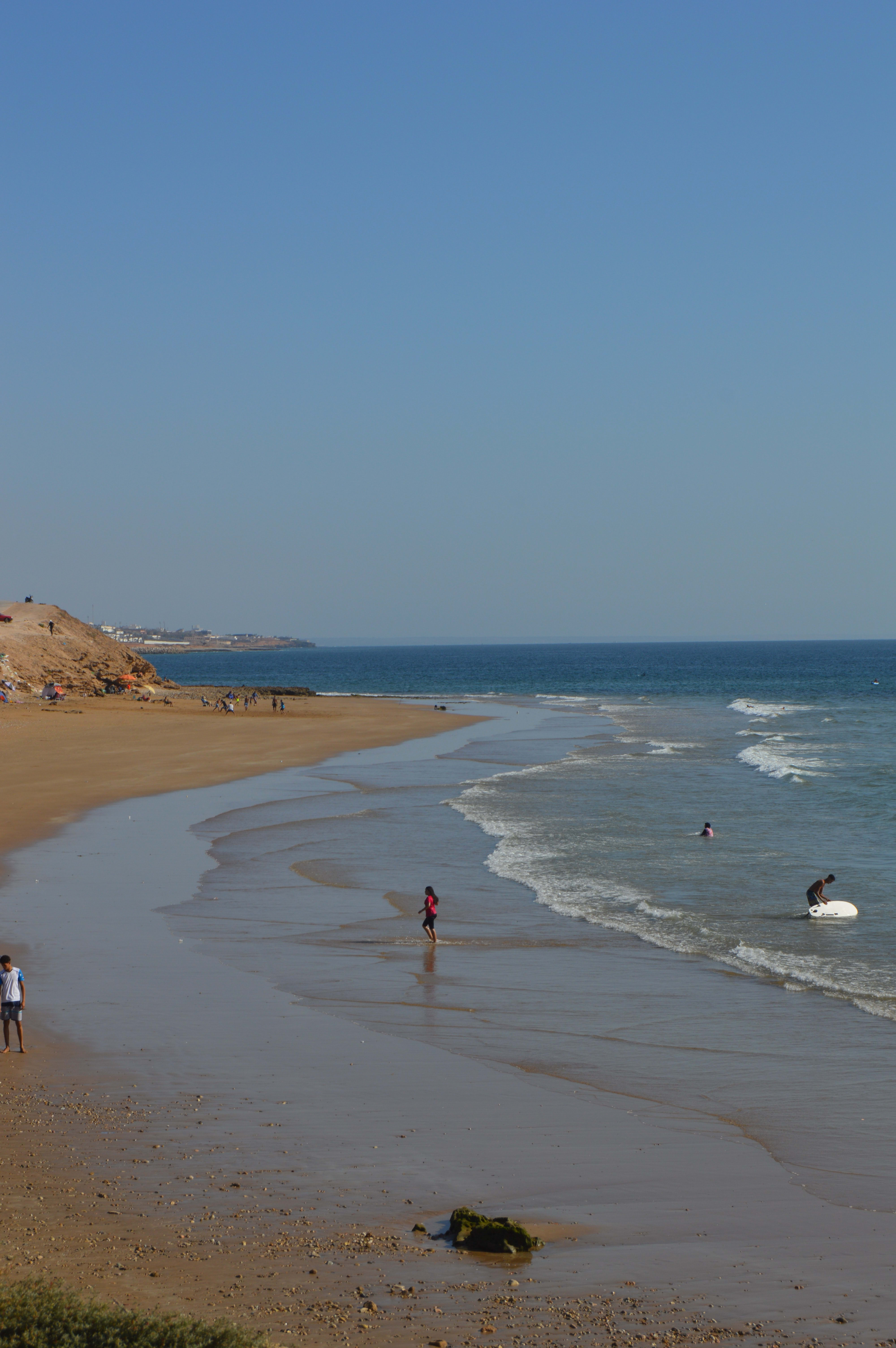 Playa principal de Taghazout - Bañistas y surfistas disfrutando el Atlántico