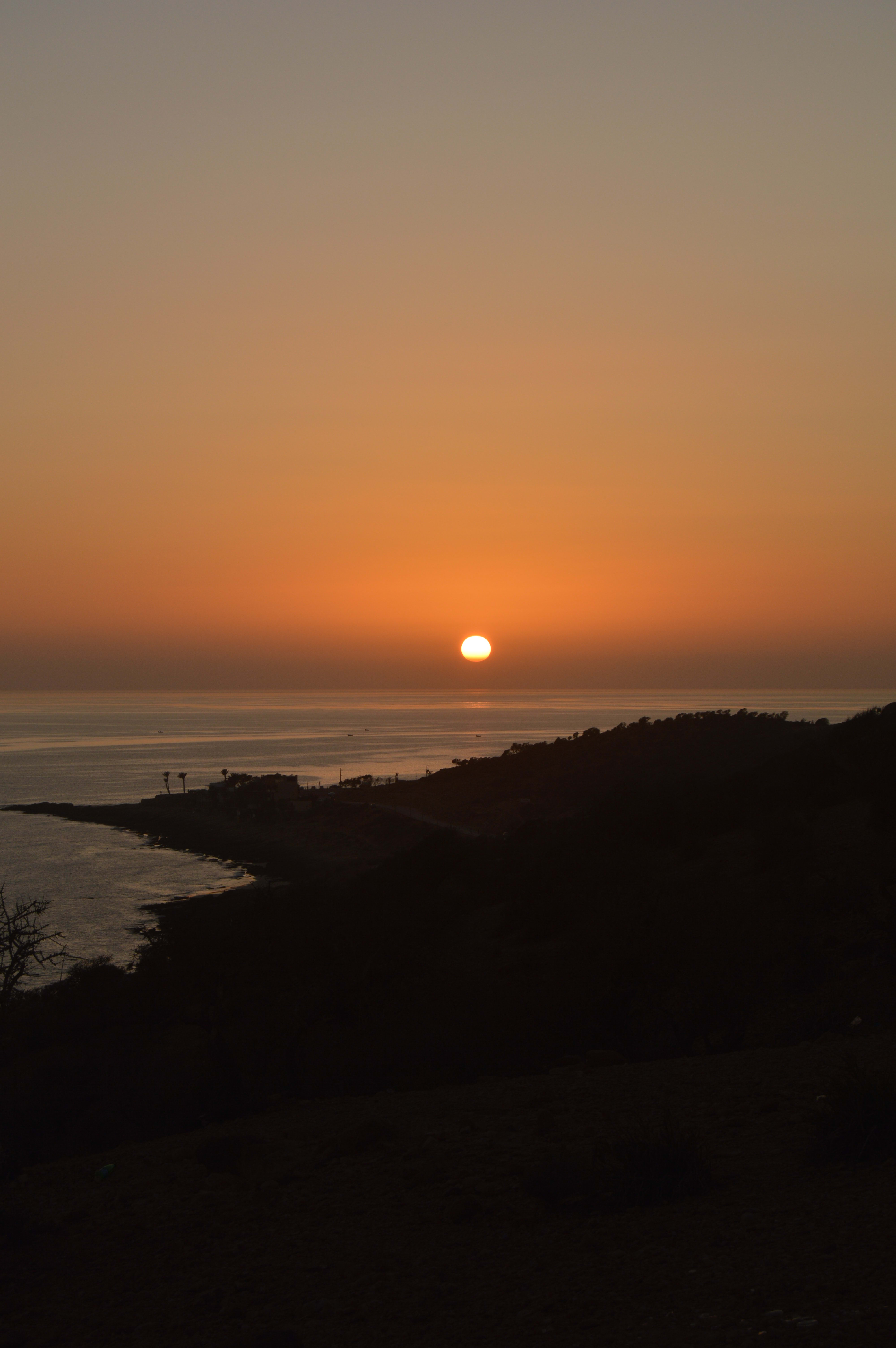 Atardecer dorado en Taghazout - Sol reflejándose en el océano Atlántico