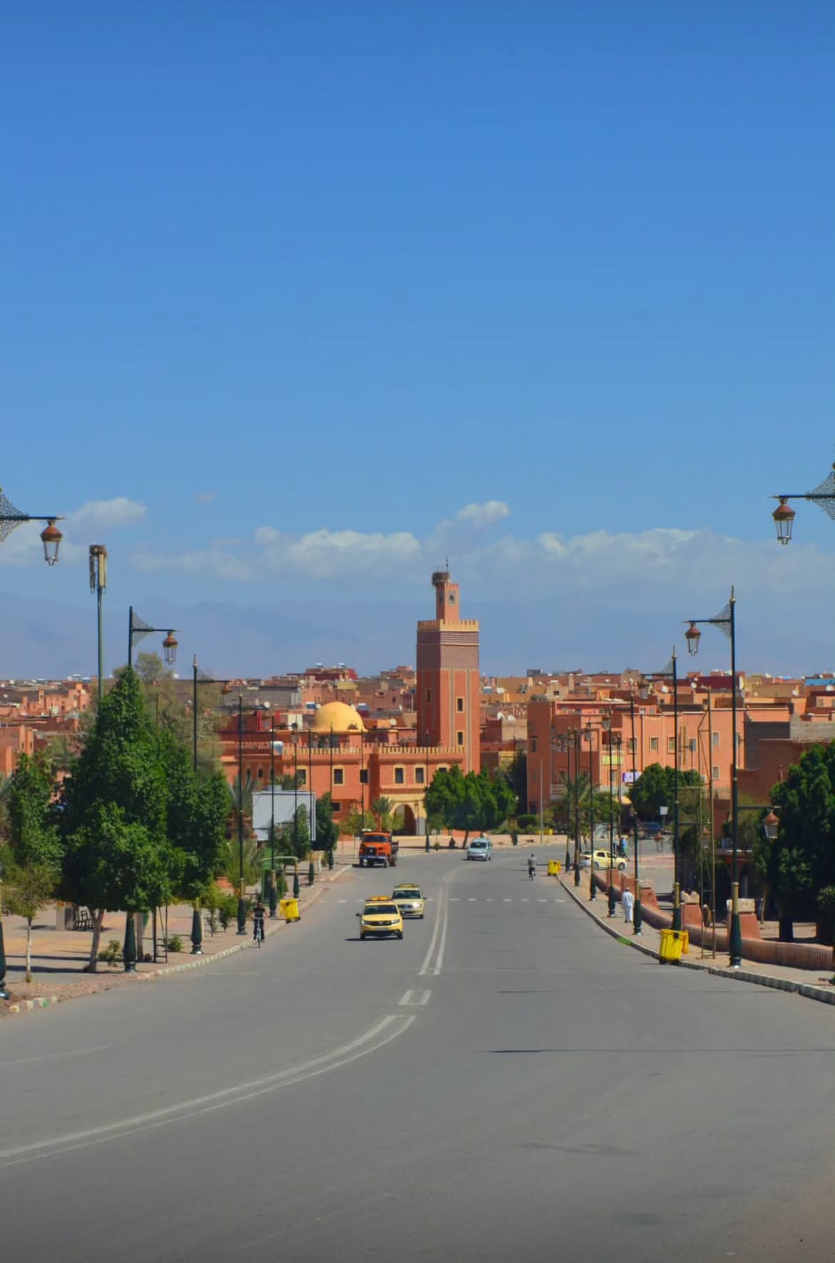 Vista panorámica de Ouarzazate, Marruecos - La puerta del desierto con montañas del Atlas al fondo