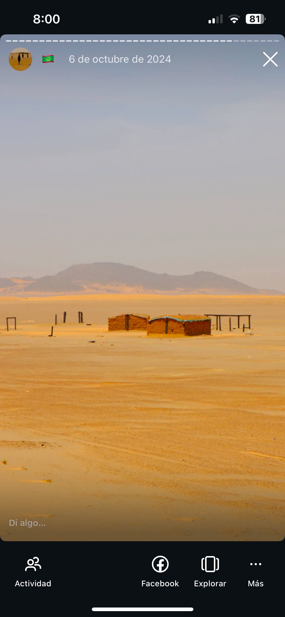 Dos casas aisladas en medio del desierto del Sáhara, cerca de las vías del Tren de Hierro