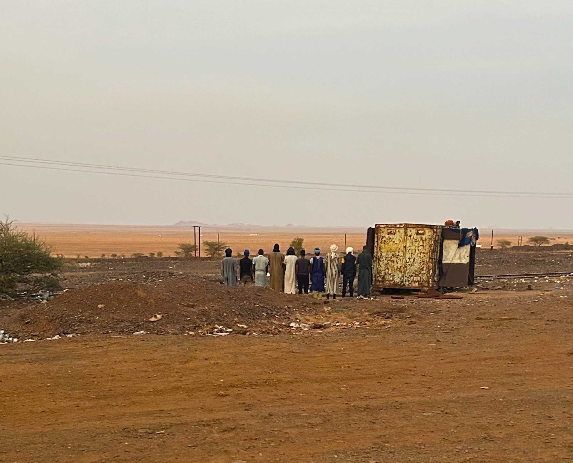 Locales rezando antes de subir al Tren del Desierto en Mauritania