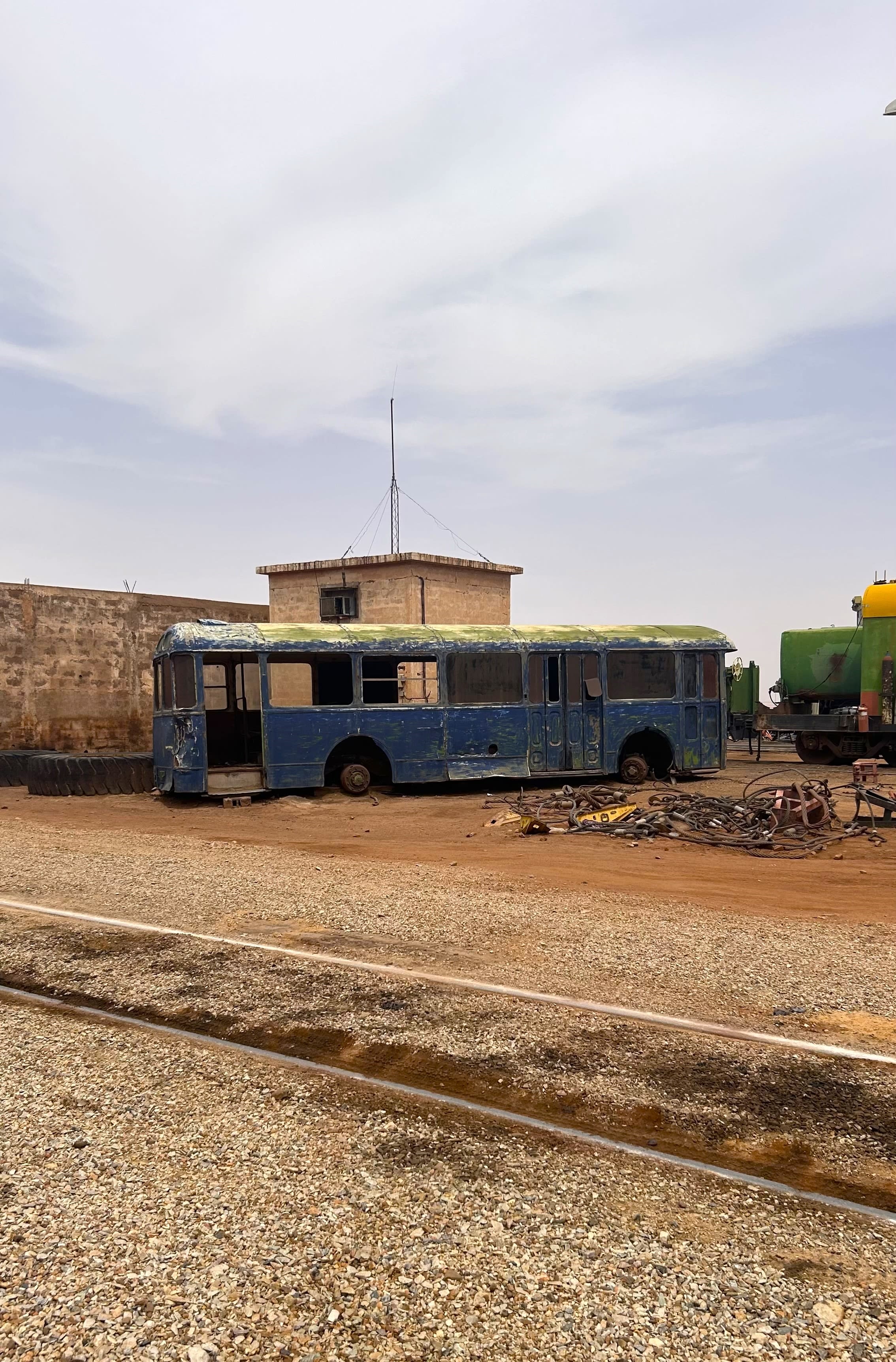 Estación de inicio del Tren de Hierro en Zouerat, Mauritania: paisaje industrial estilo Mad Max