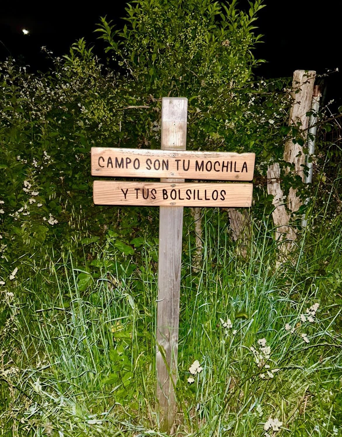 Cartel de información en el camino