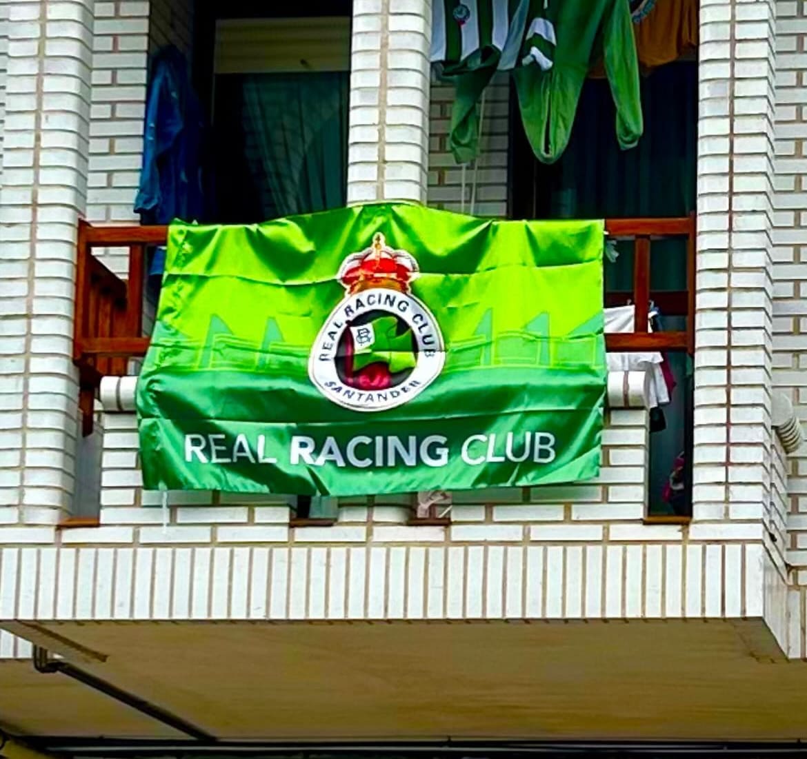 Bandera del Racing de Santander en un balcón