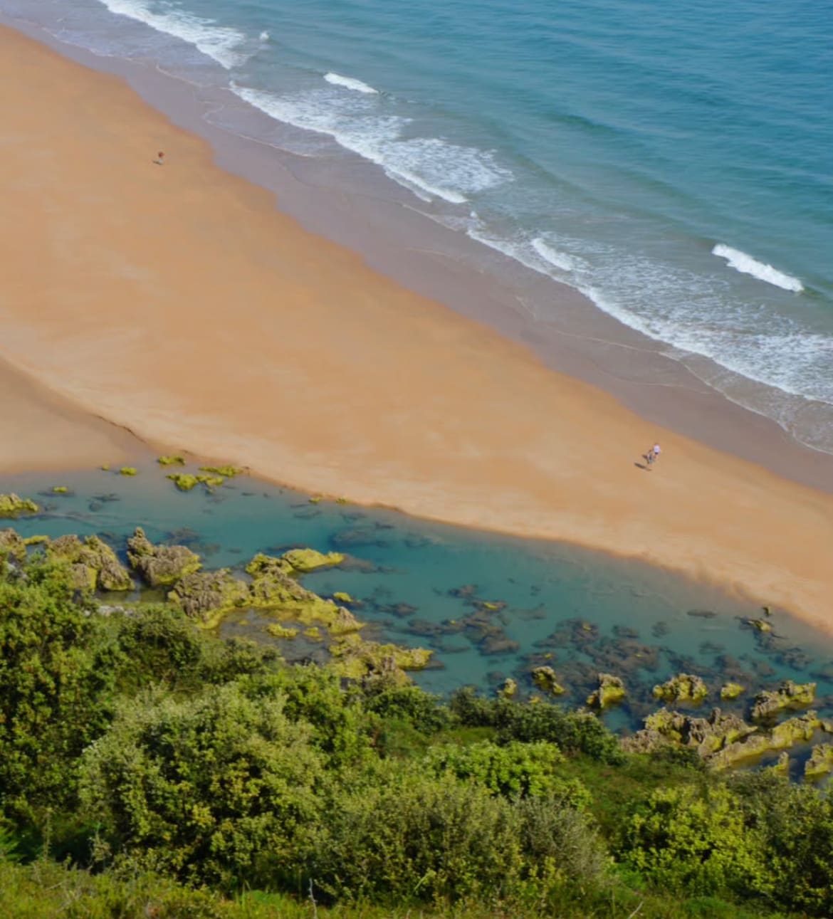 Playa cerca de Santander, con vista al mar