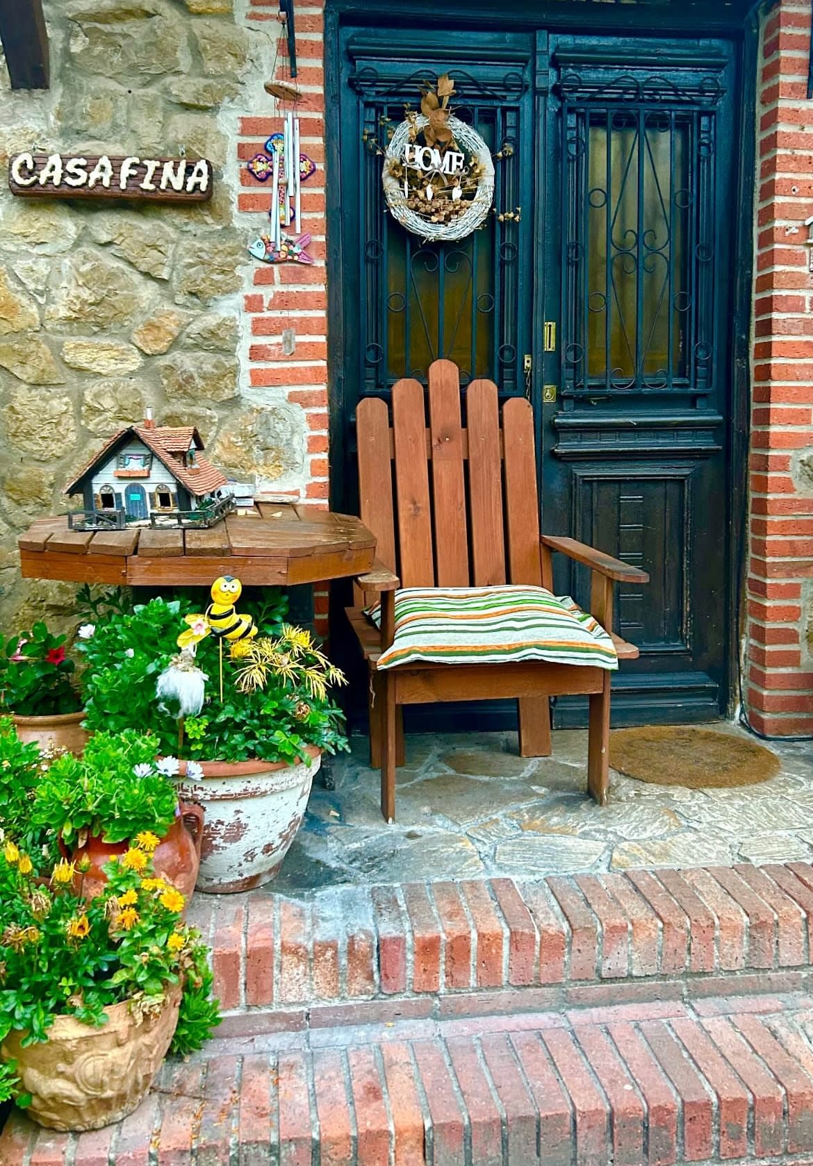 Entrada de casa típica en Santillana del Mar con un sillón