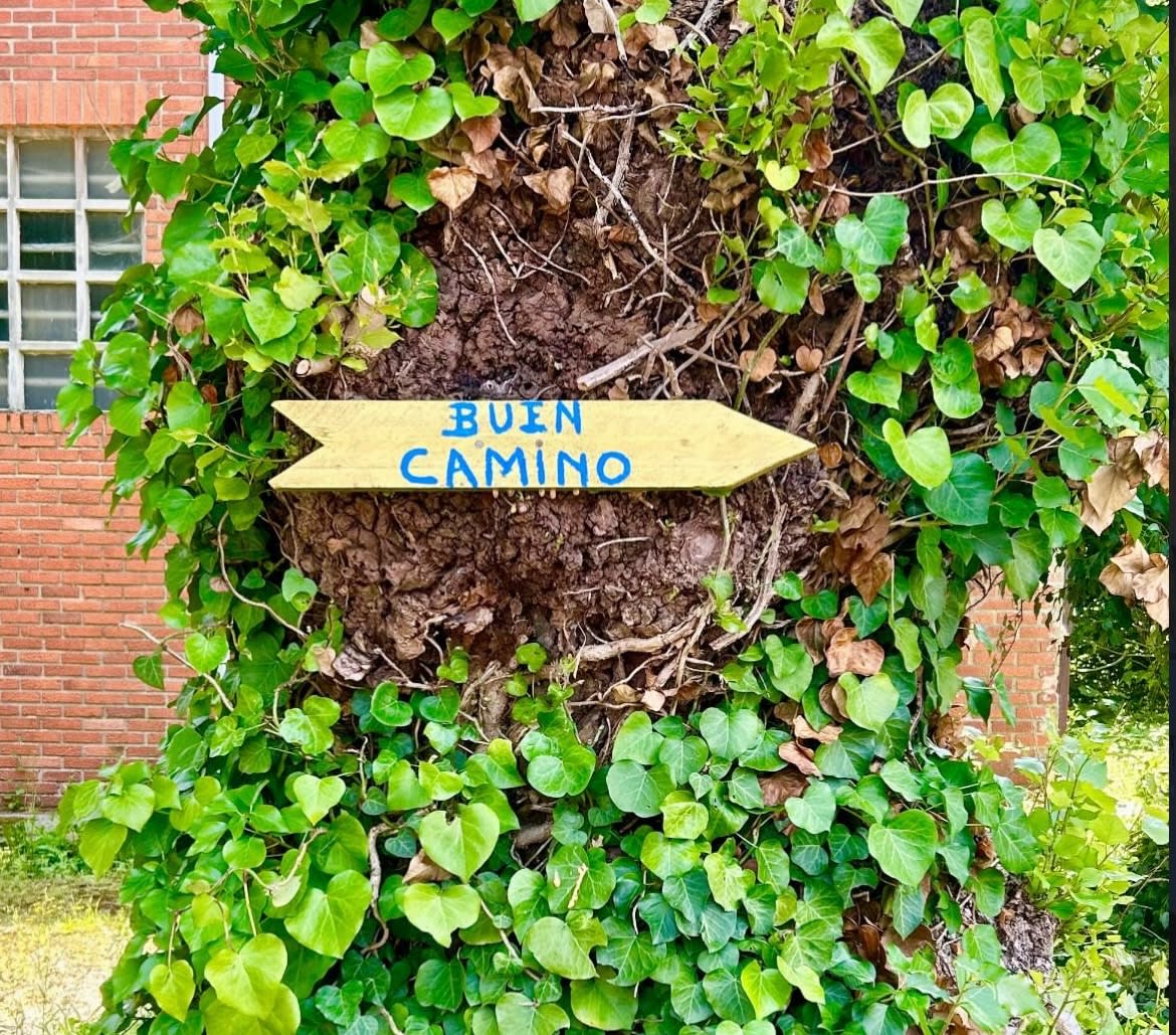 Cartel de 'Buen Camino' en Santillana del Mar