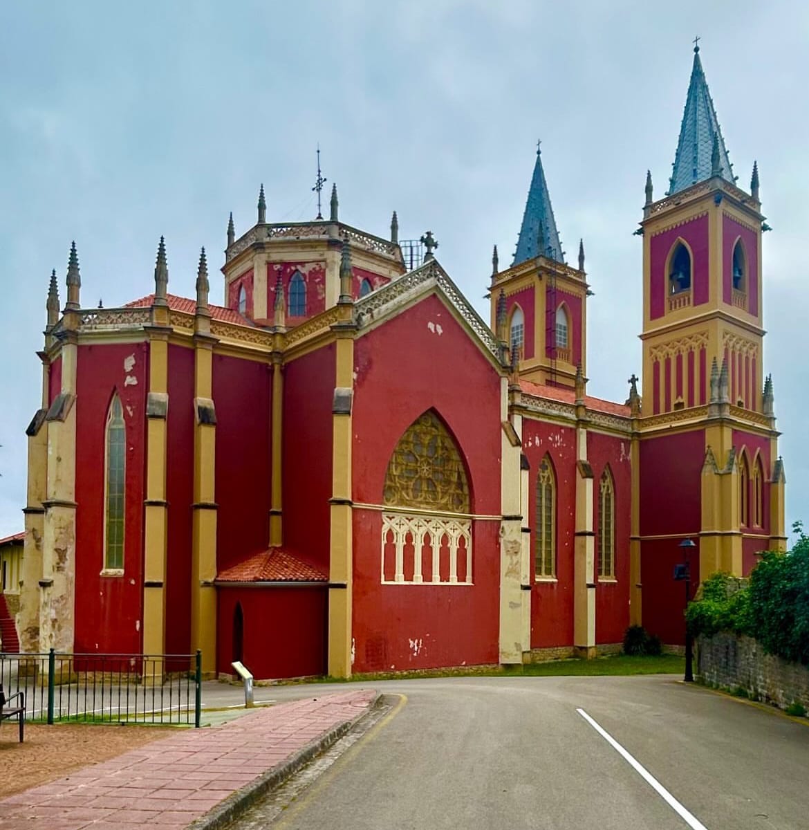 Iglesia de Sierra, con su campanario