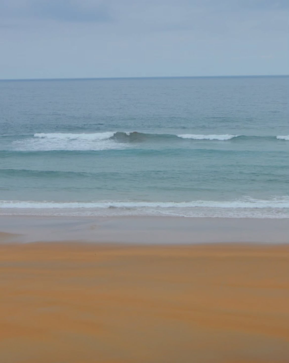 Playa antes de llegar a Comillas, con acantilados