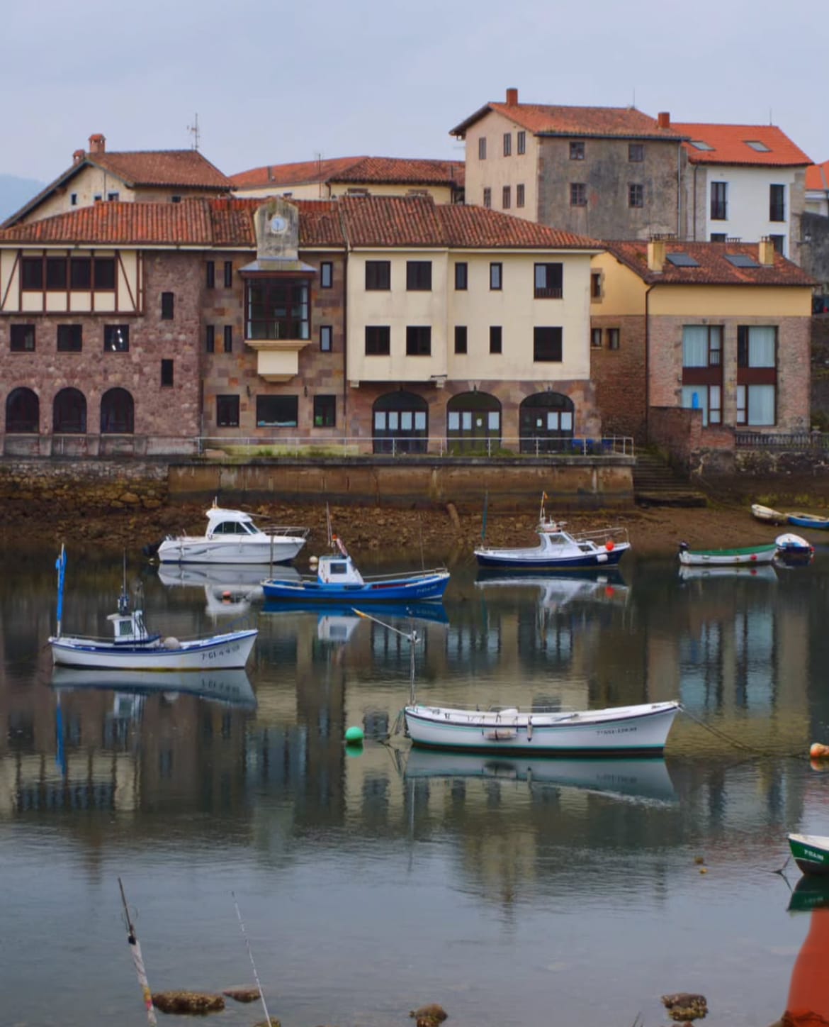 Puerto de San Antonio de la Barquera con barcos y edificios