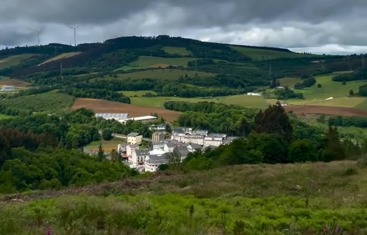 Otra vista panorámica de Castroverde, rodeado de campos verdes