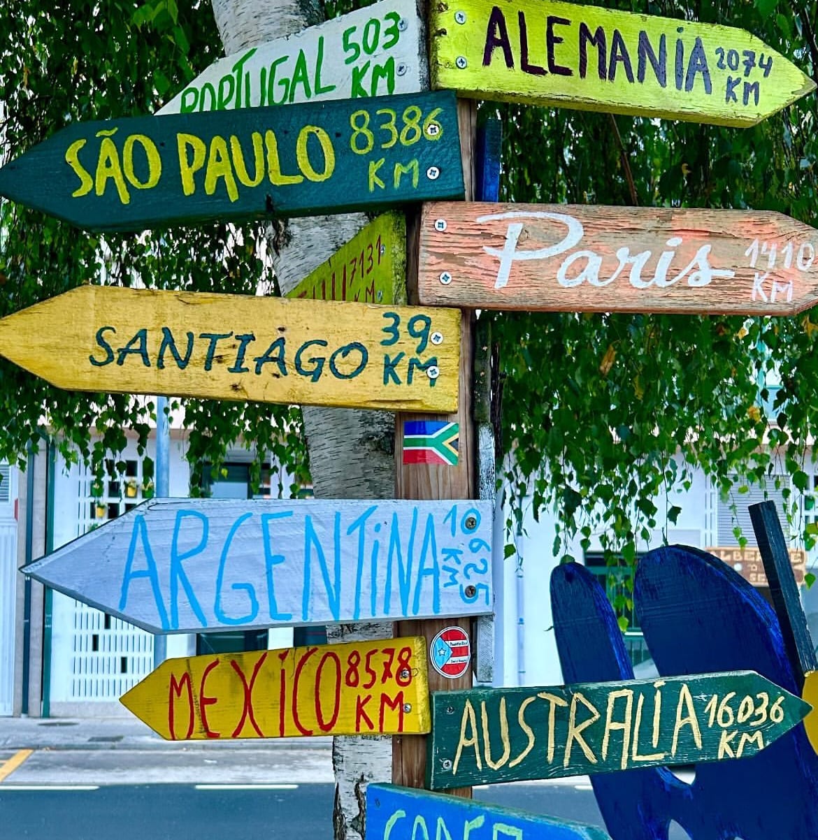 Cartel con distancias a países y ciudades, en Arzúa