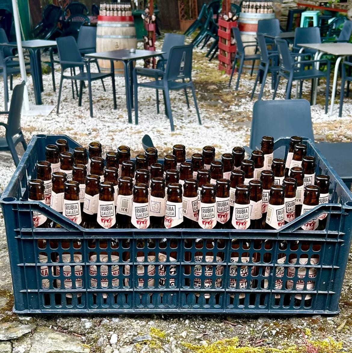 Botellas de cerveza vacías en un albergue de Lavacolla