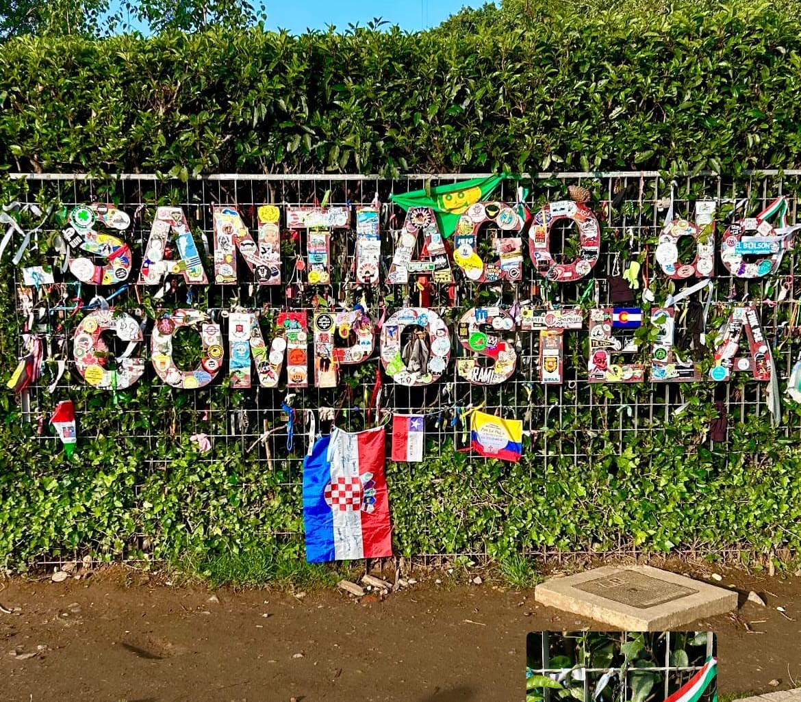 Cartel de bienvenida a Santiago de Compostela en el ingreso a la ciudad