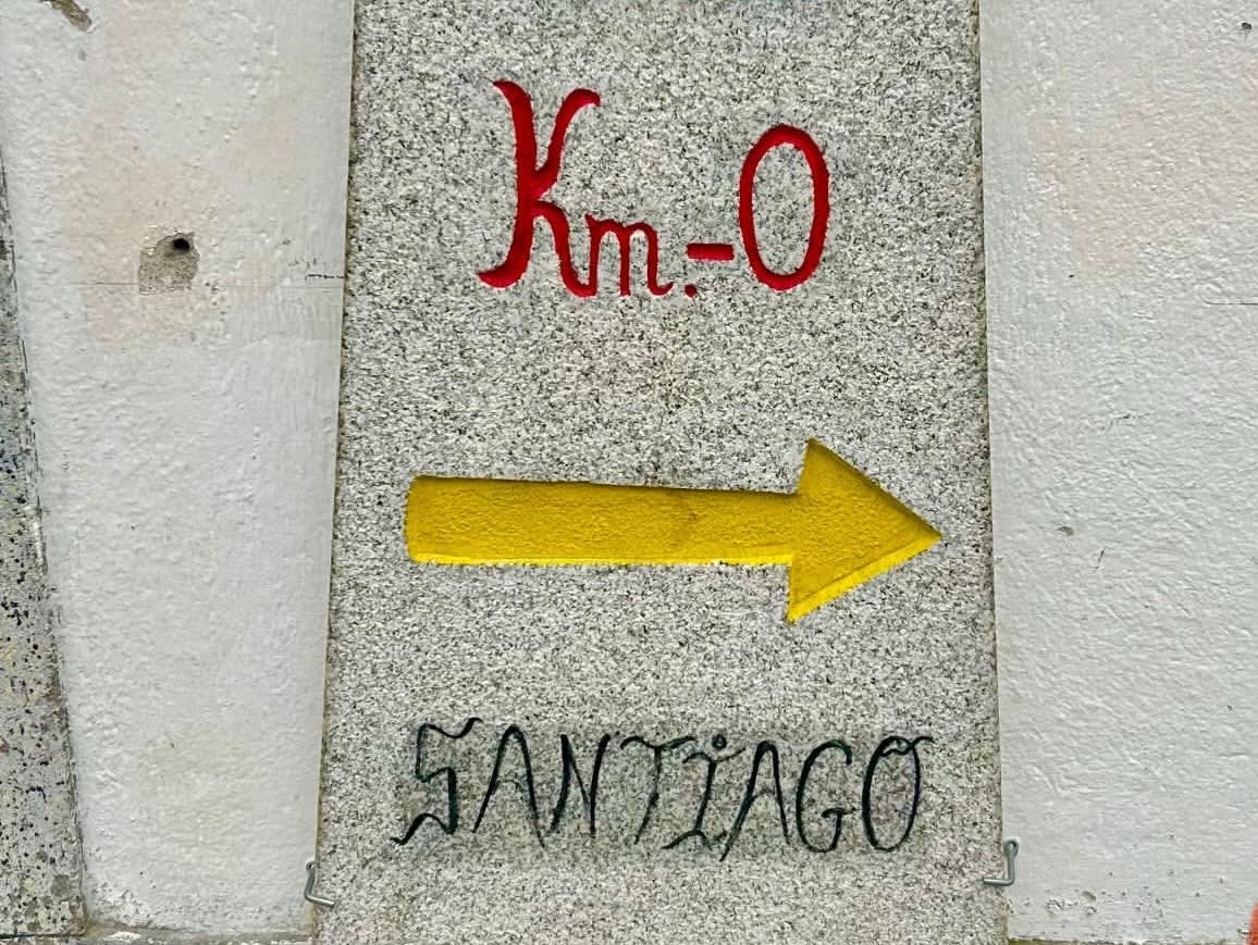 Mural del Camino de Santiago con la indicación del kilómetro cero
