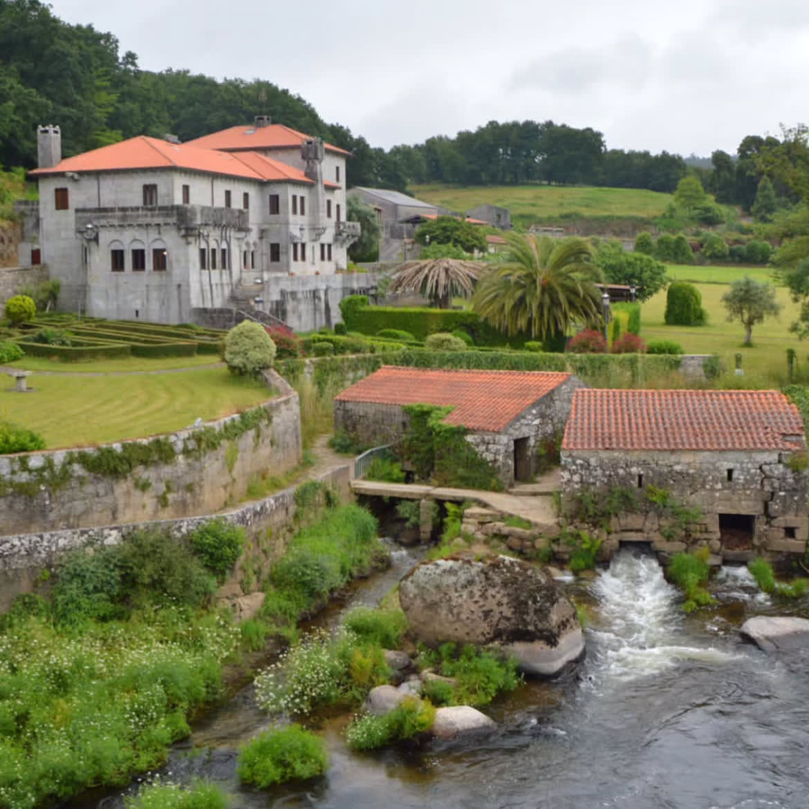 Panorámica de la aldea de Ponte Maceira, con su puente medieval