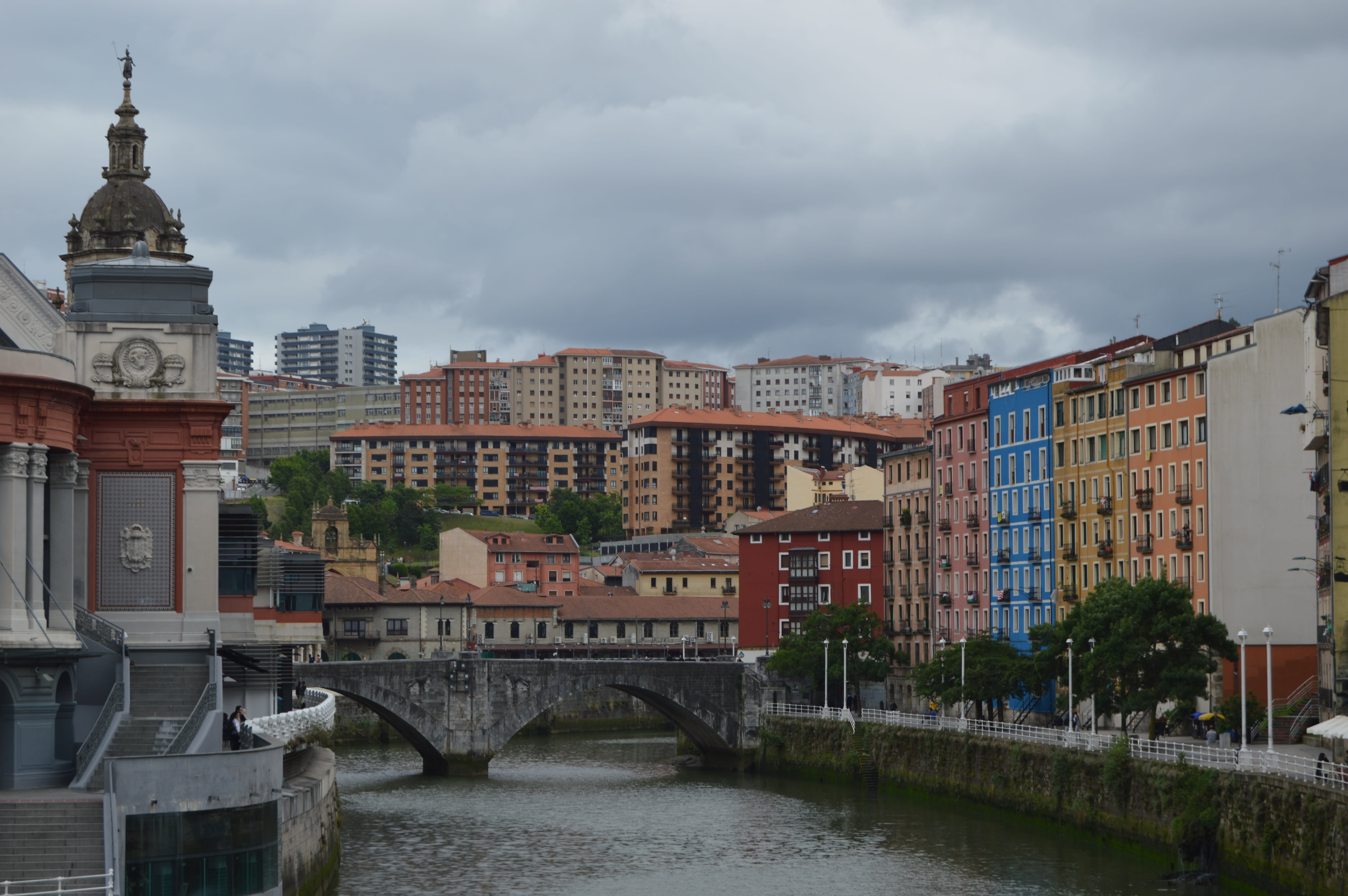 Panorámica de Bilbao con puentes y edificios coloridos