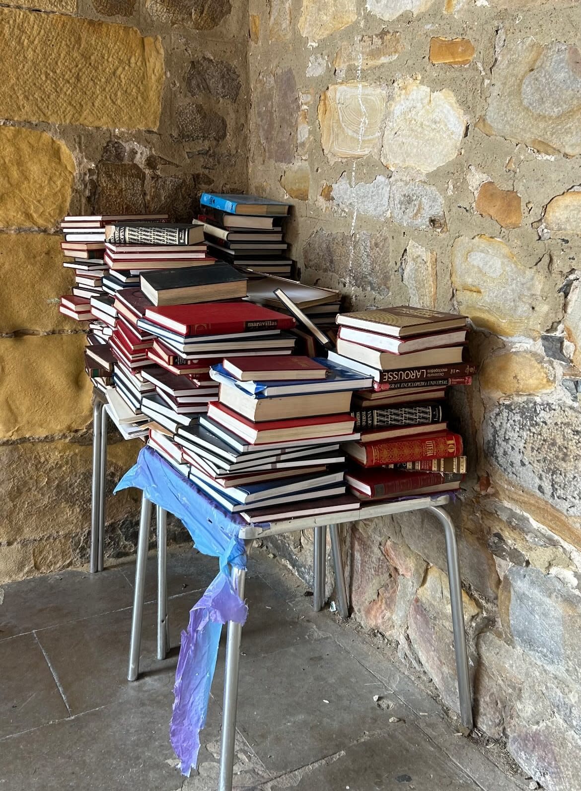 Librería a cielo abierto en Pobeña, con estanterías al aire libre