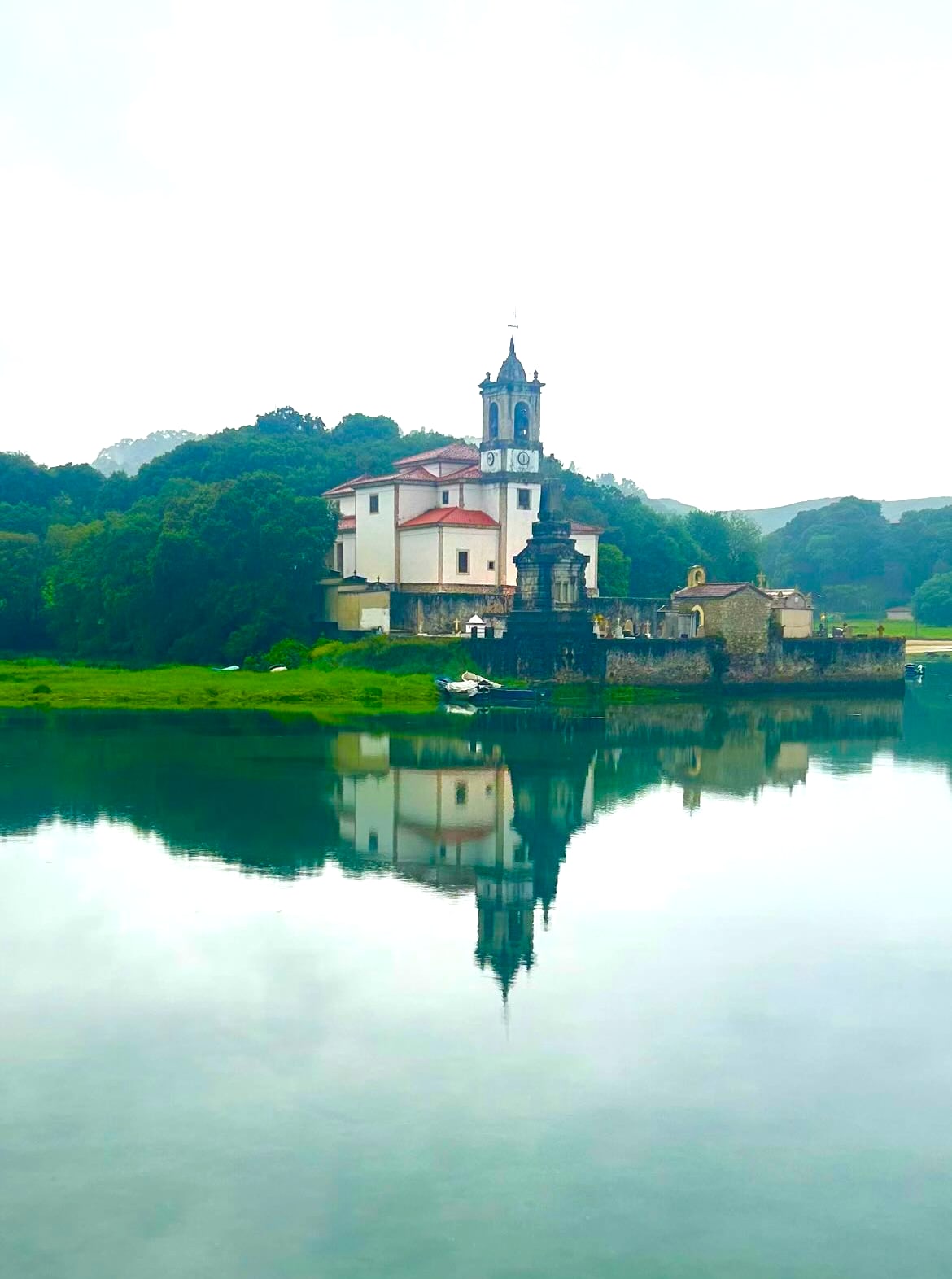 Iglesia de Celorio, con su campanario en Asturias