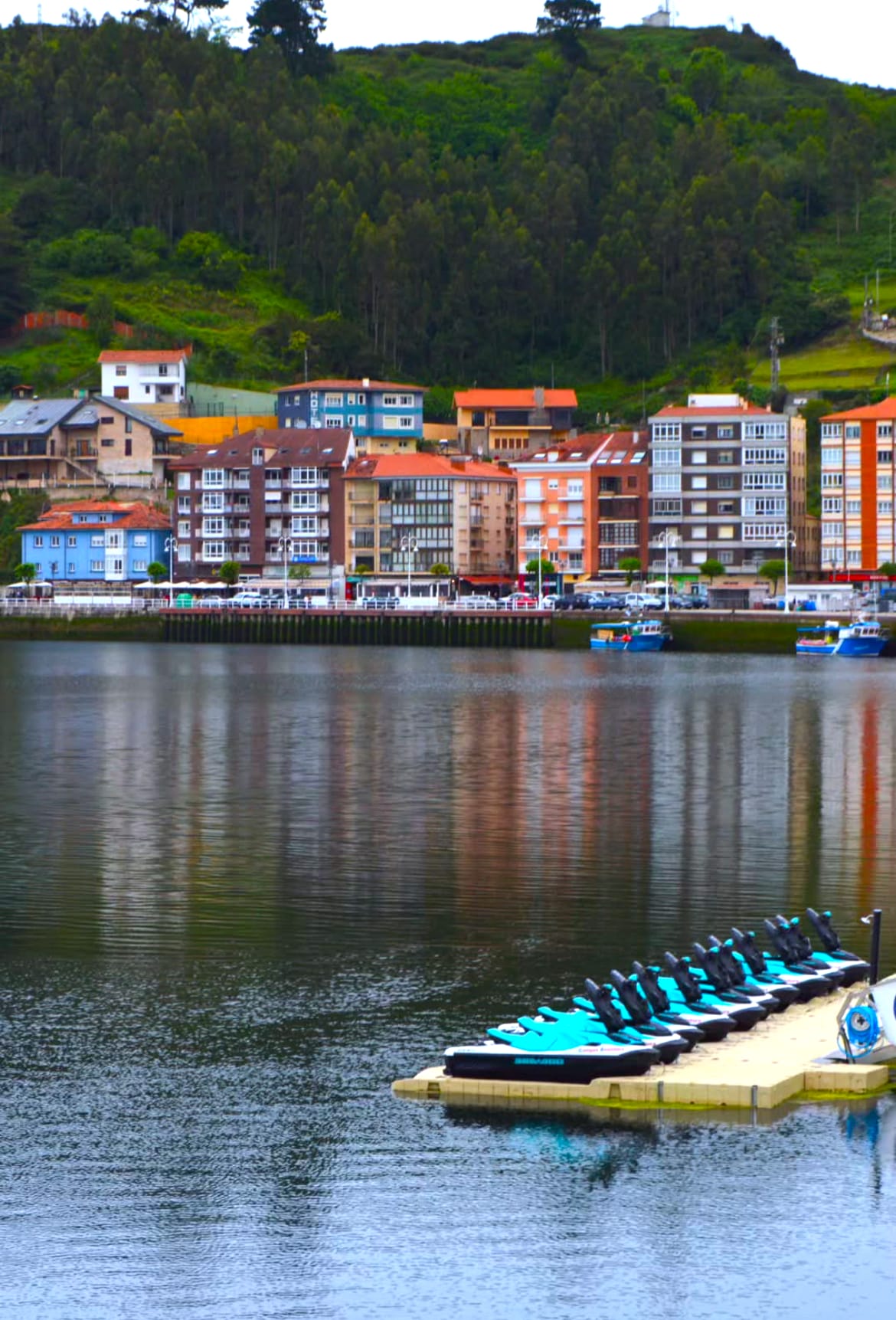 Pueblo de Ribadesella, con barcos en la ría