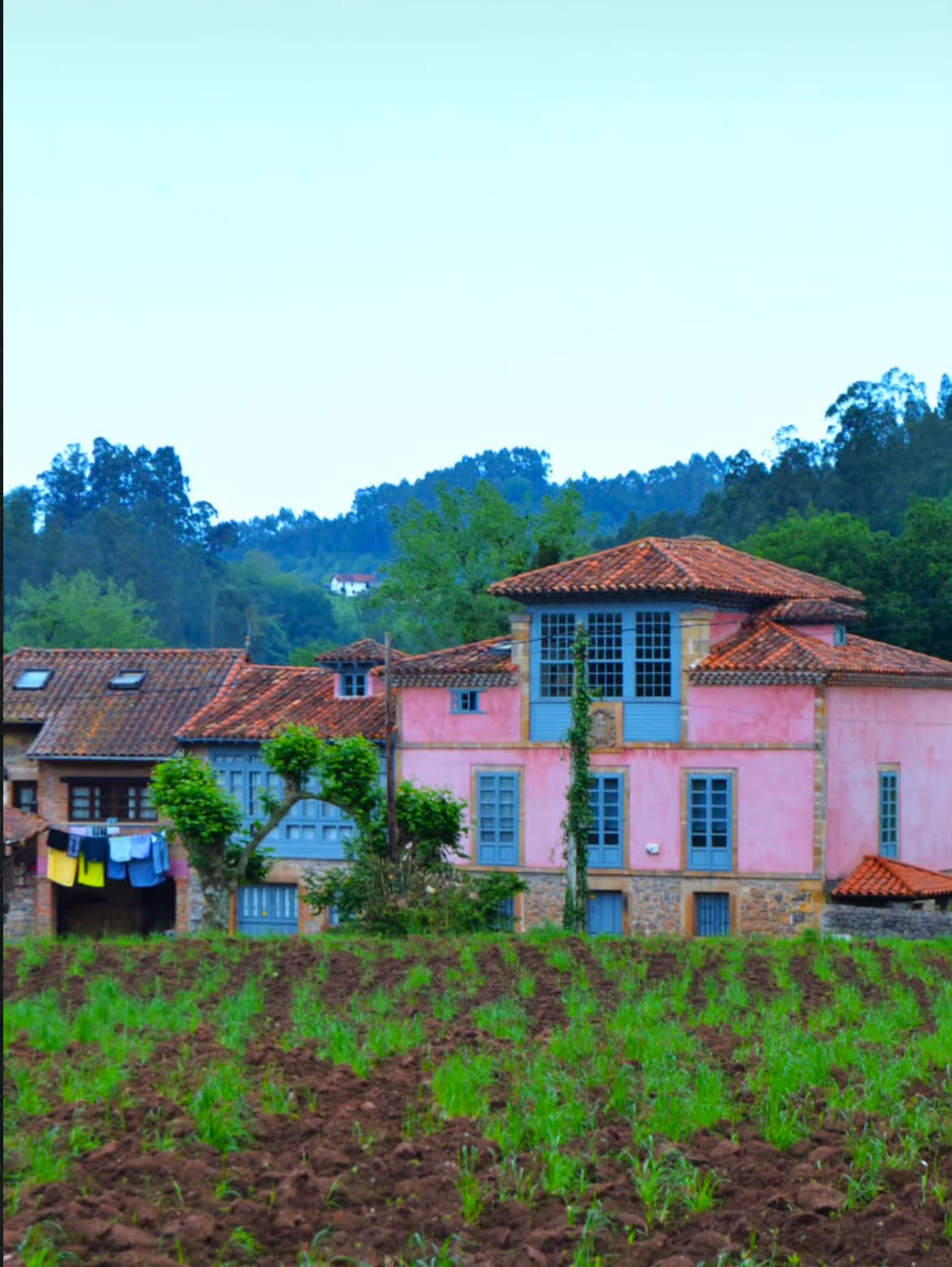 Casas rurales en el pueblo de Carda, Asturias