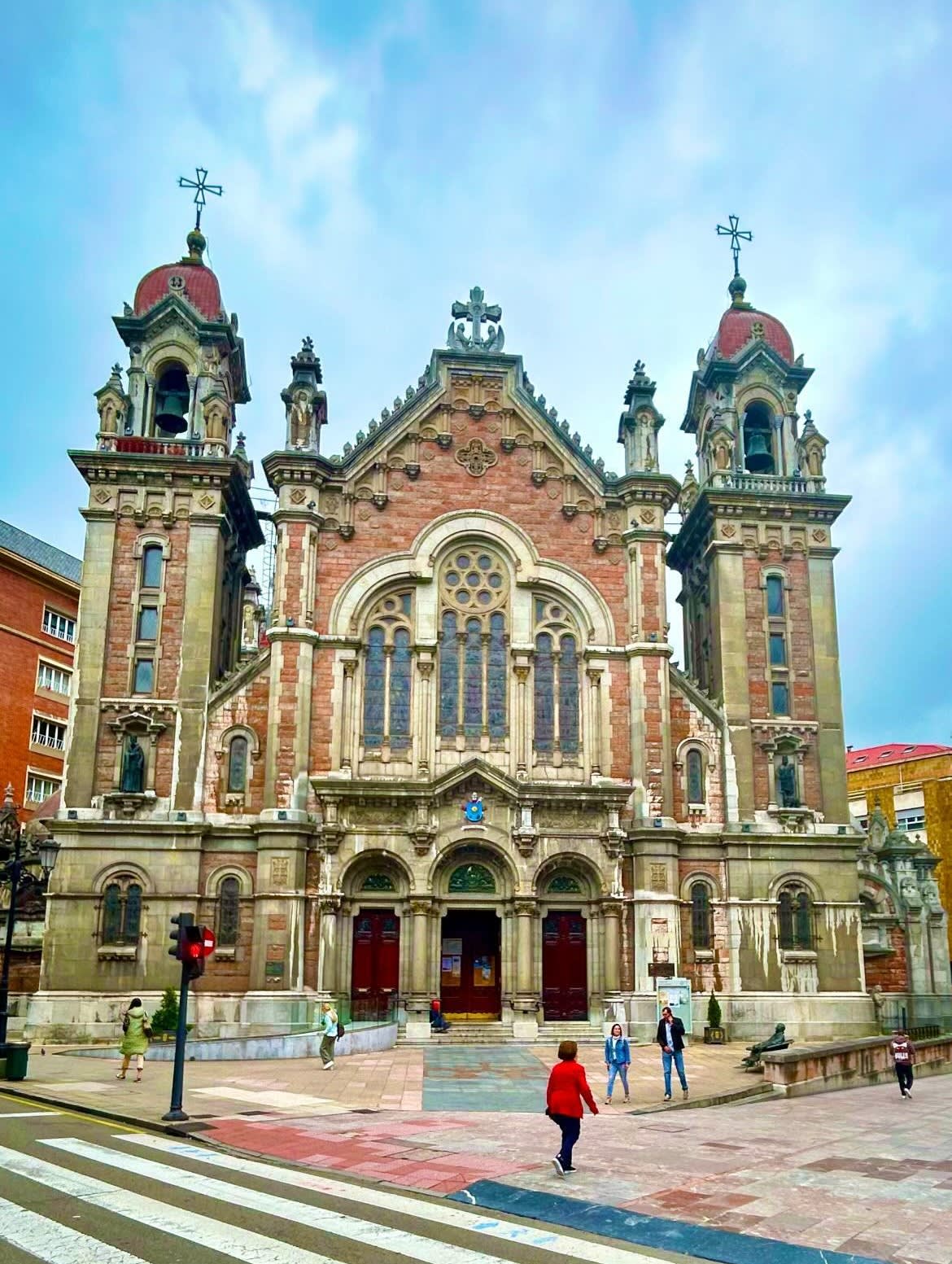Iglesia de Oviedo, con su campanario y fachada de piedra