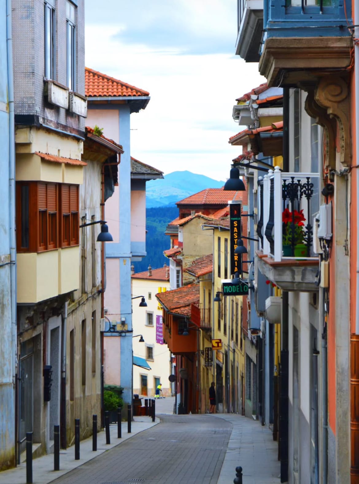 Calle y arquitectura tradicional en Tineo