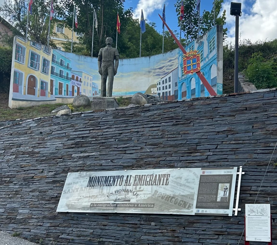 Pola de Allande, con vista al pueblo y sus montañas