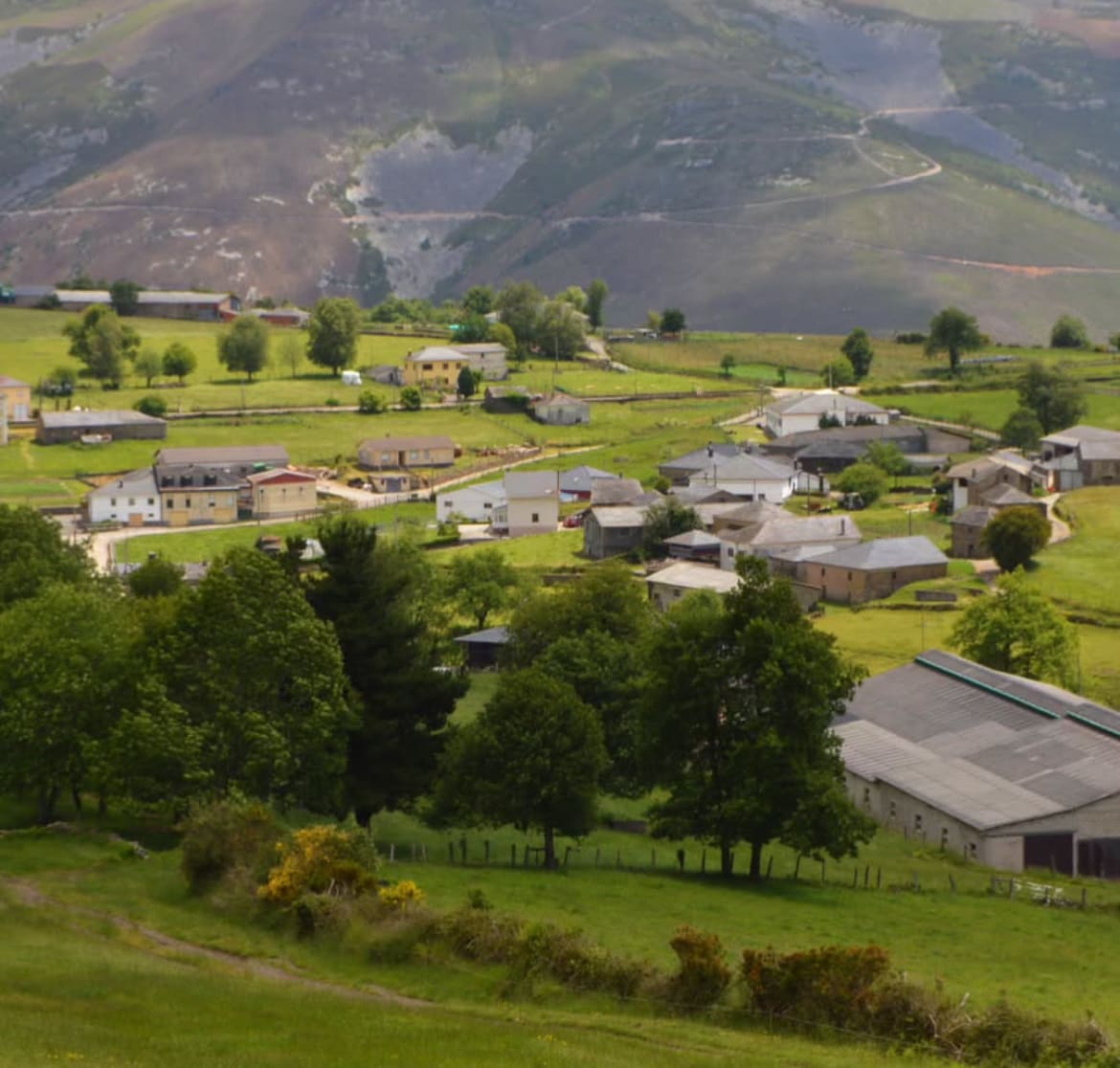 Panorámica de un pueblo en las montañas de Asturias