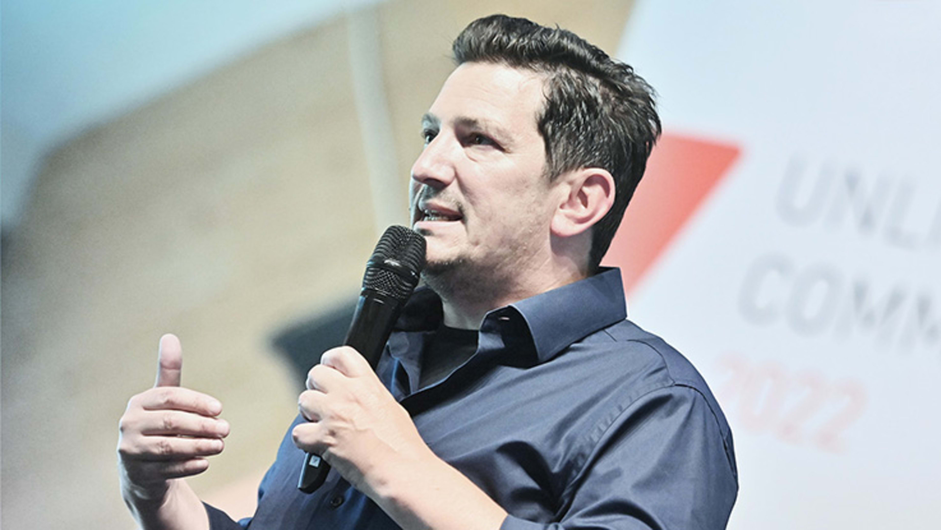 Florian Riedl von EnBW bei einer Präsentation auf der Veranstaltung Unlimited communication 2023