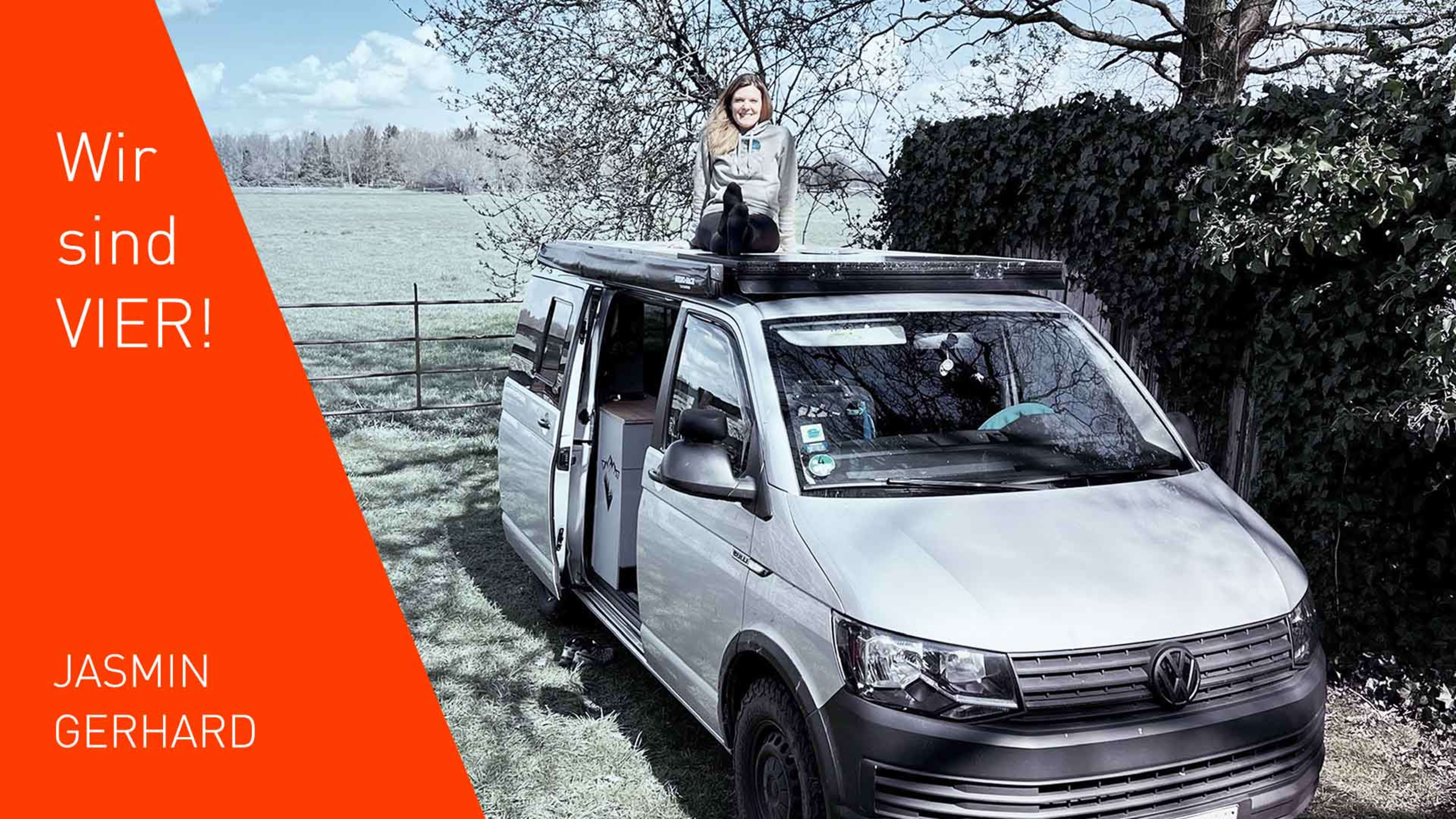 Jasmin Gerhand, Social Media Specialst, auf ihrem VW Bulli
