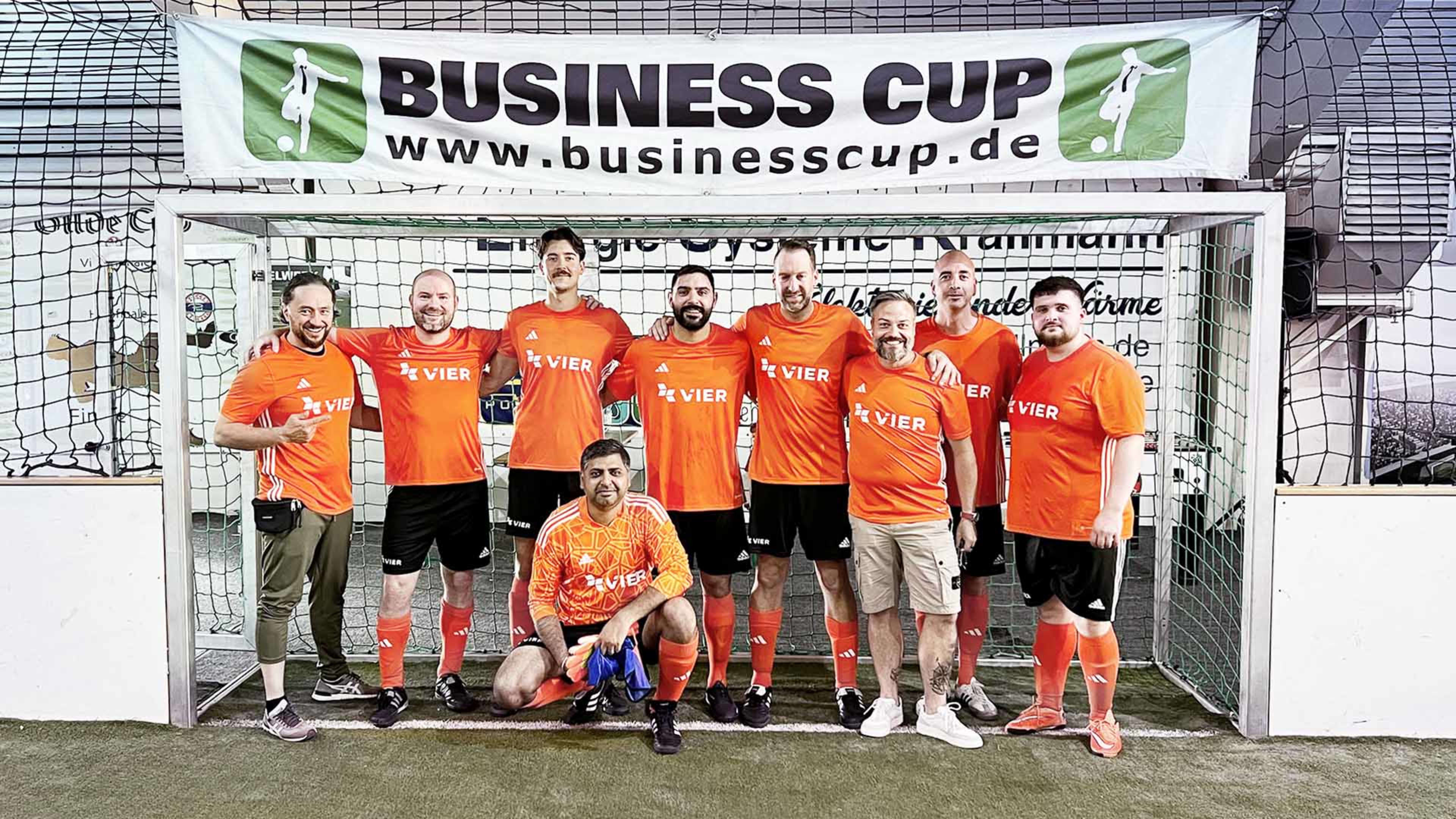 Das Team von VIER im Fußballtor beim Business Cup in Hannover.
