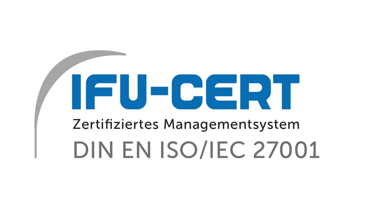 Ein Logo, das in fetten blauen Lettern den Schriftzug „IFU-CERT“ zeigt, darunter den Text „Zertifiziertes Managementsystem, DIN EN ISO/IEC 27001“.
