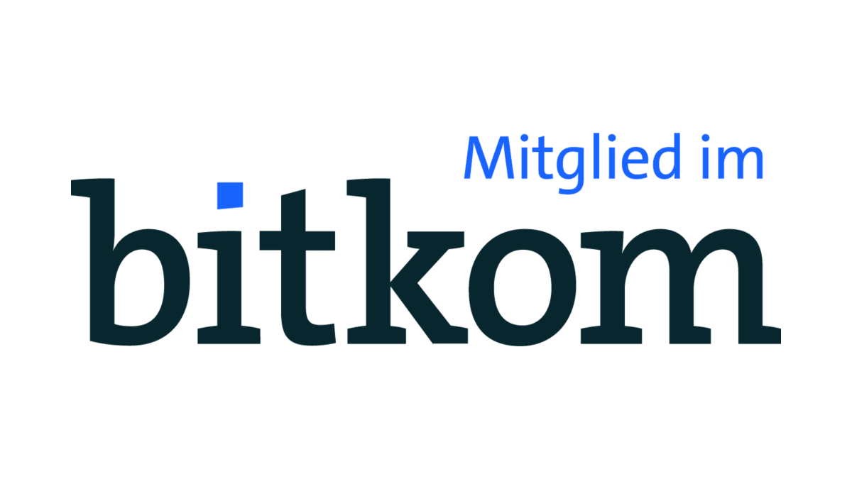 Das Bild zeigt den Schriftzug „Mitglied im“ unter dem Logo des bitkom in dunkler Schrift mit einem blauen Punkt über dem i.