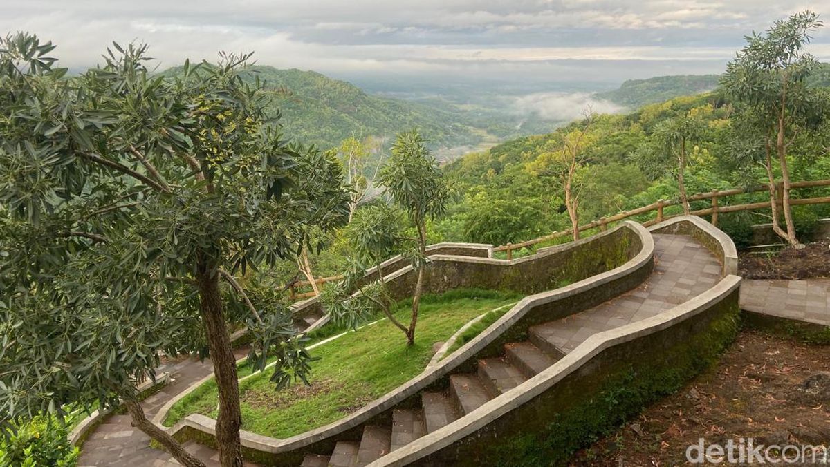 Puncak Kebun Buah Mangunan