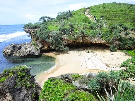 Pantai Nglolang