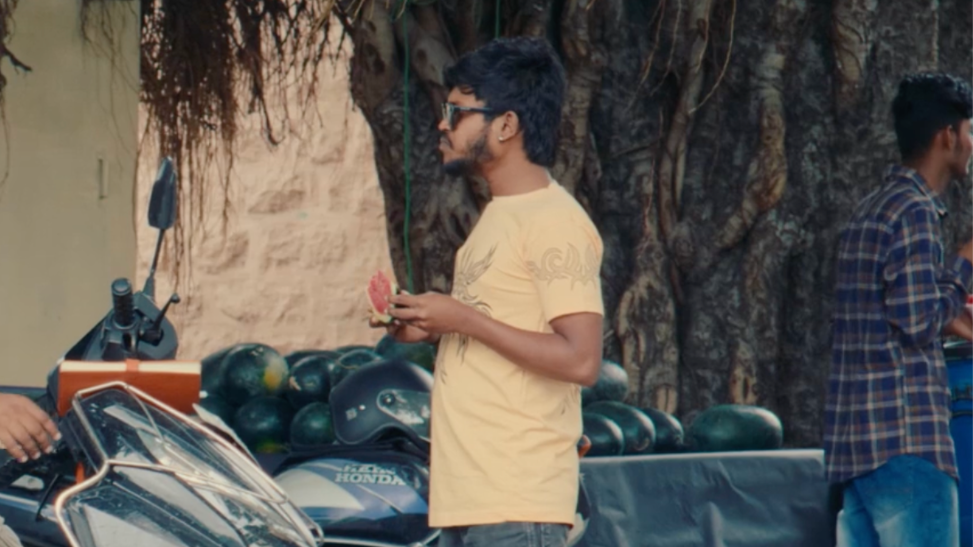 Muni Myatari as Muni