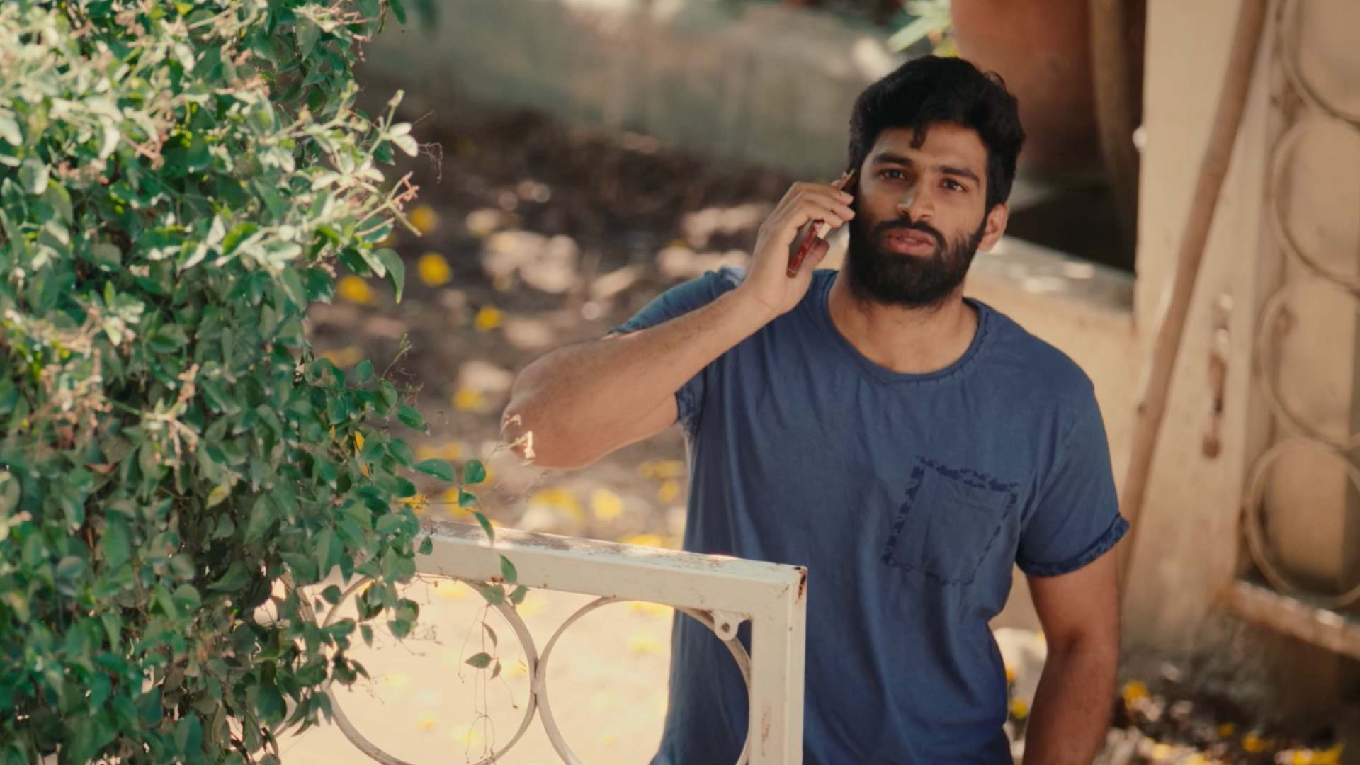 Shasi talking to Shruti