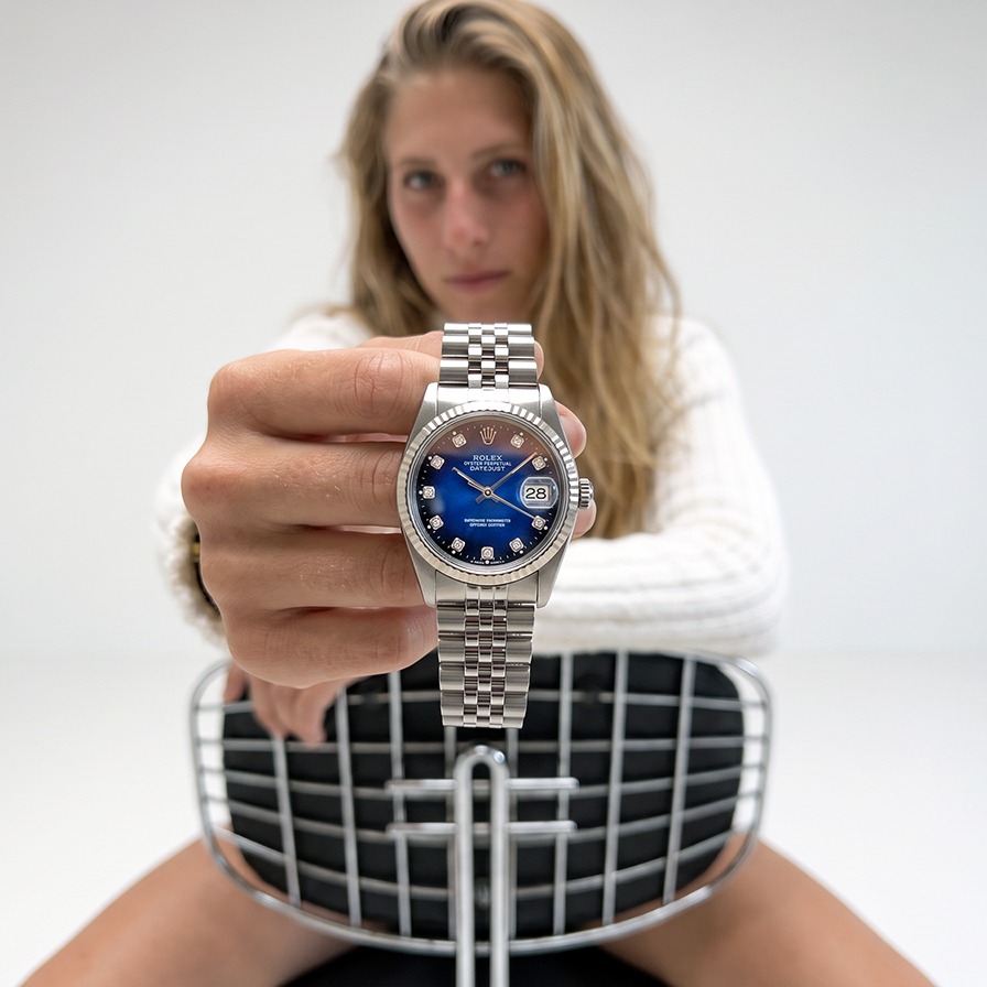Exceptional Rolex Datejust 31 from 1991 with a blue gradient dial and diamonds. From the first owner and complete with original box and papers. A beautifully preserved full set wit