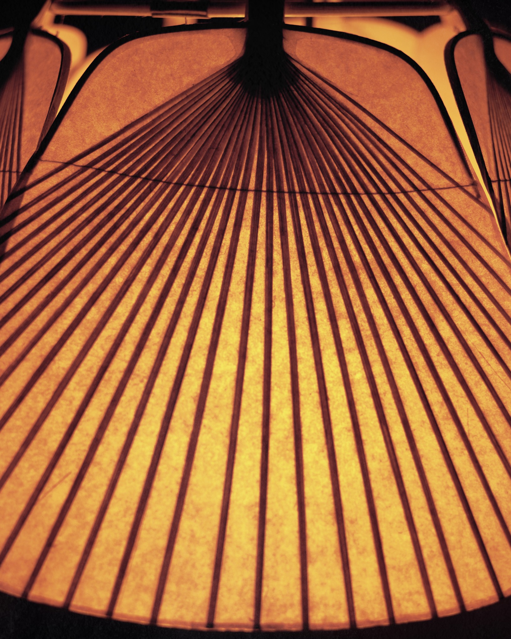 A quiet detail from our Uchiwa chandelier ✨ Designed by Ingo Maurer, the Uchiwa series was inspired by traditional Japanese paper fans — each shade is individually shaped, making e