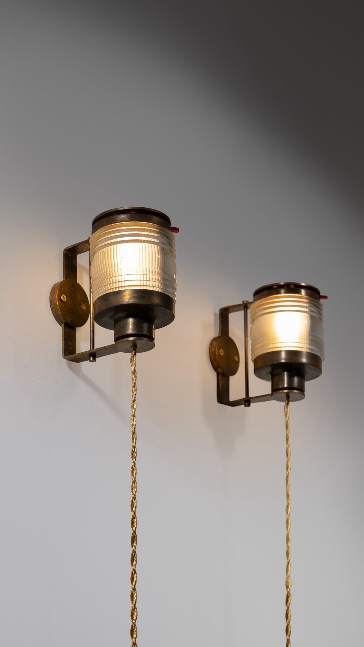 Rare pair of Joe Colombo Sconces mod. 1138 for O-Luce 1960s✨ Glass, brass. Adjustable shutter for directional lighting. Literature: Domus 404 7/1963 p.29-34 #italianlighting #joeco